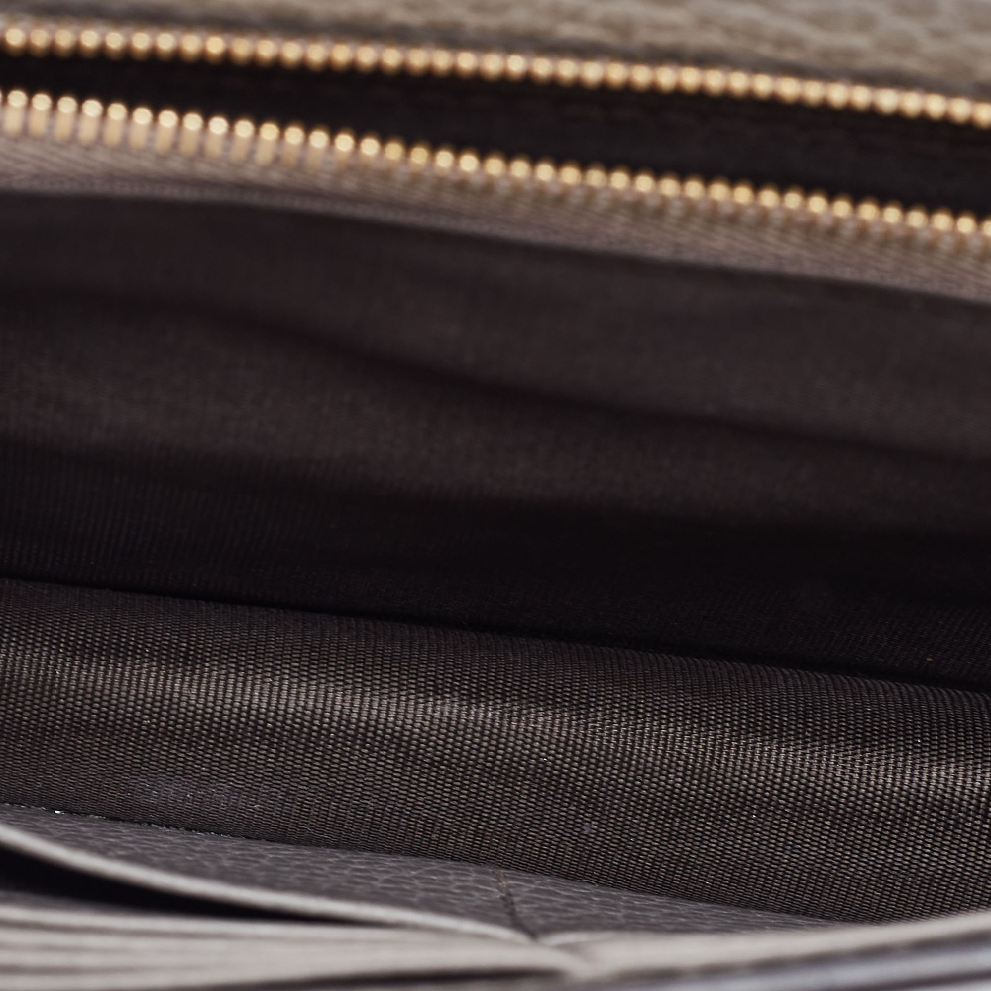 

Gucci Grey Leather Interlocking G Flap Wallet on Chain