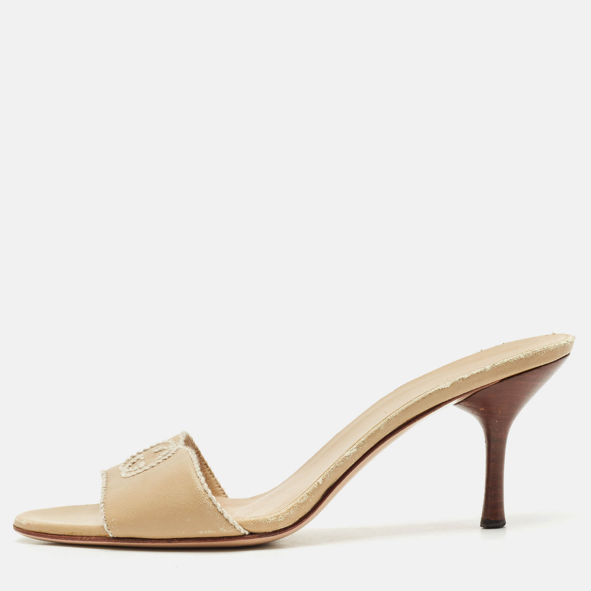 Gucci Beige Leather Stitched Interlocking G Slide Sandals Size
Gucci Beige Leather Stitched Interlocking G Slide Sandals Size