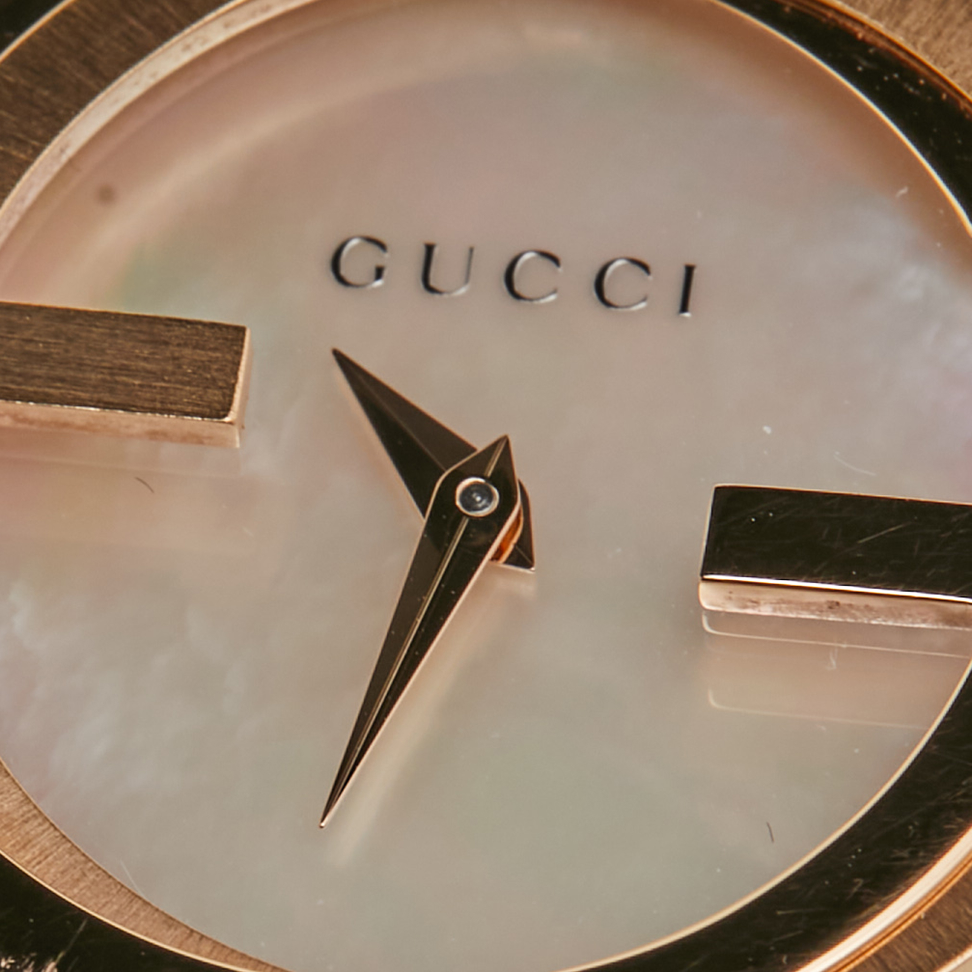 Gucci Mother Of Pearl Rose Gold Tone Stainless Steel Interlocking YA133515 Women's Wristwatch 29 Mm