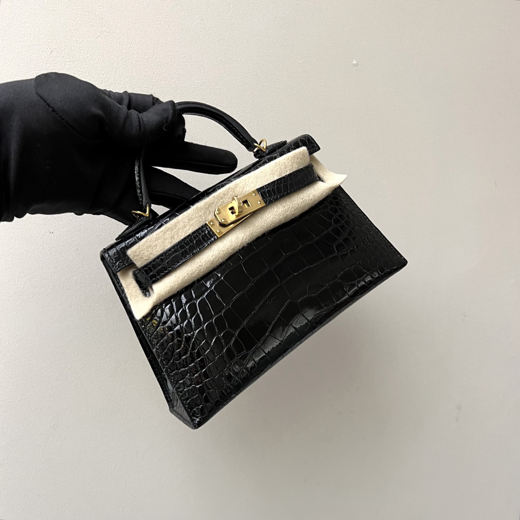 Hermes Black Shiny Crocodile Leather Gold Hardware Mini Kelly II
Hermes Black Shiny Crocodile Leather Gold Hardware Mini Kelly II