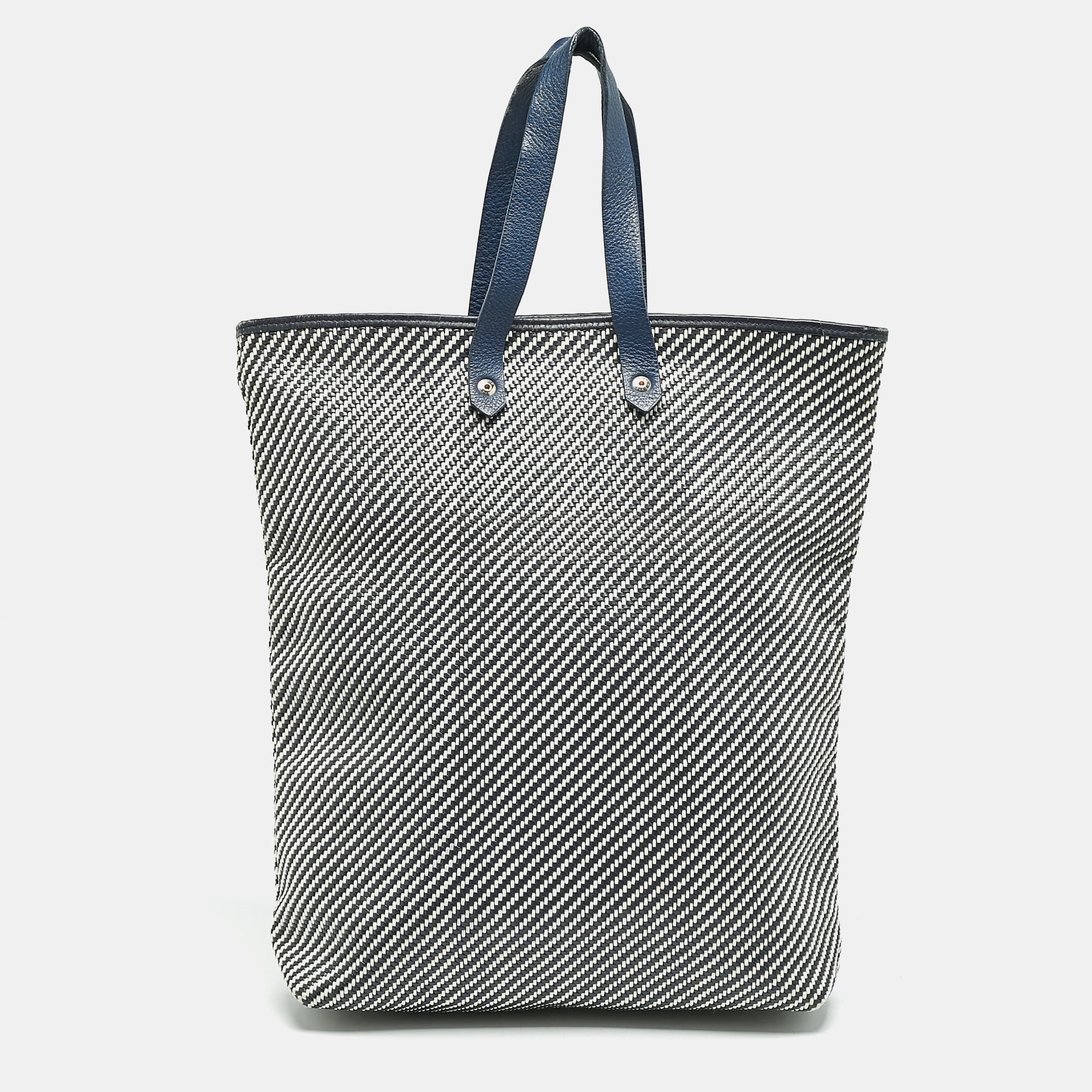 Hermes Navy Blue/White Woven Leather and Canvas Ahmedabad GM Bag
Hermes Navy Blue/White Woven Leather and Canvas Ahmedabad GM Bag