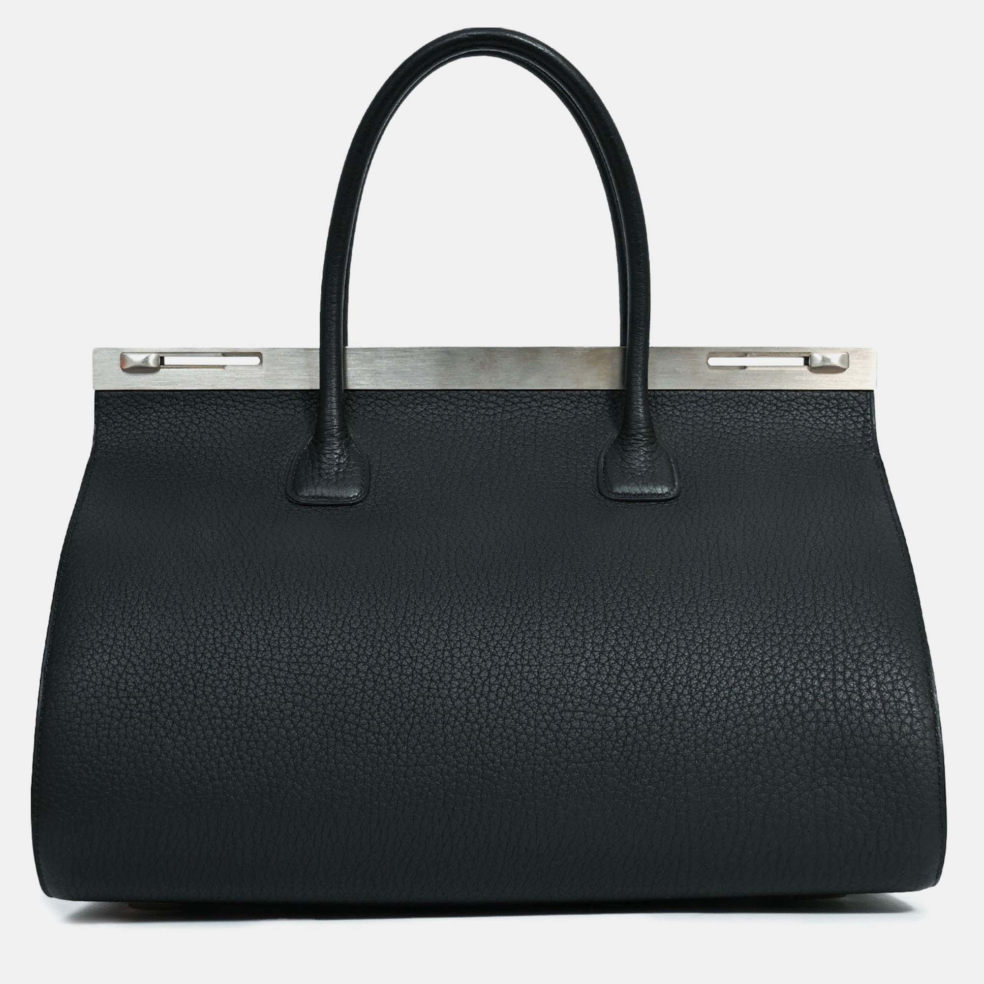 Hermes 2005 Black Togo Leather 'Chamonix Hold Up Frame' Tote
Hermes 2005 Black Togo Leather 'Chamonix Hold Up Frame' Tote