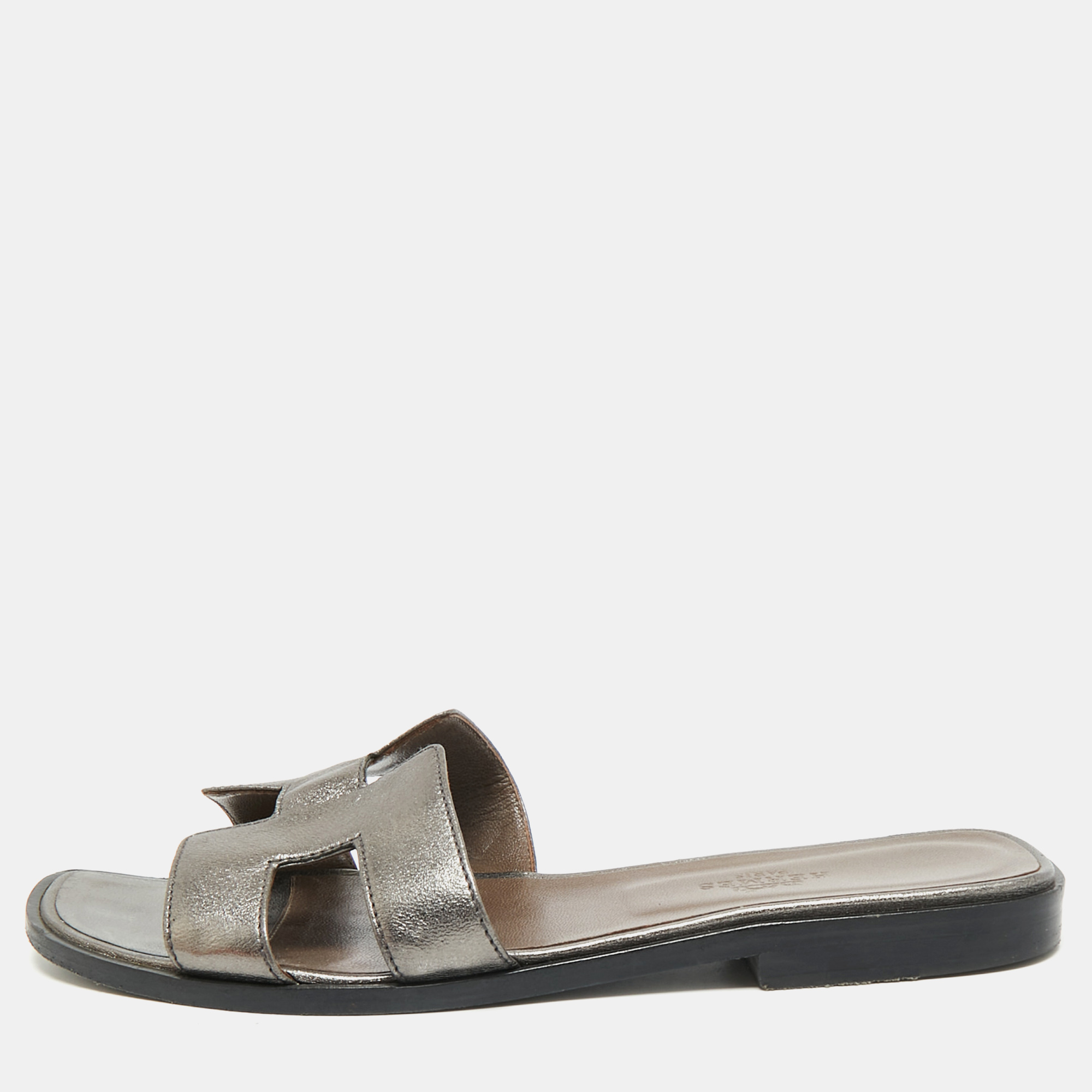 Hermes Oran Size Metallic Leather Flat Slides
Hermes Oran Size Metallic Leather Flat Slides