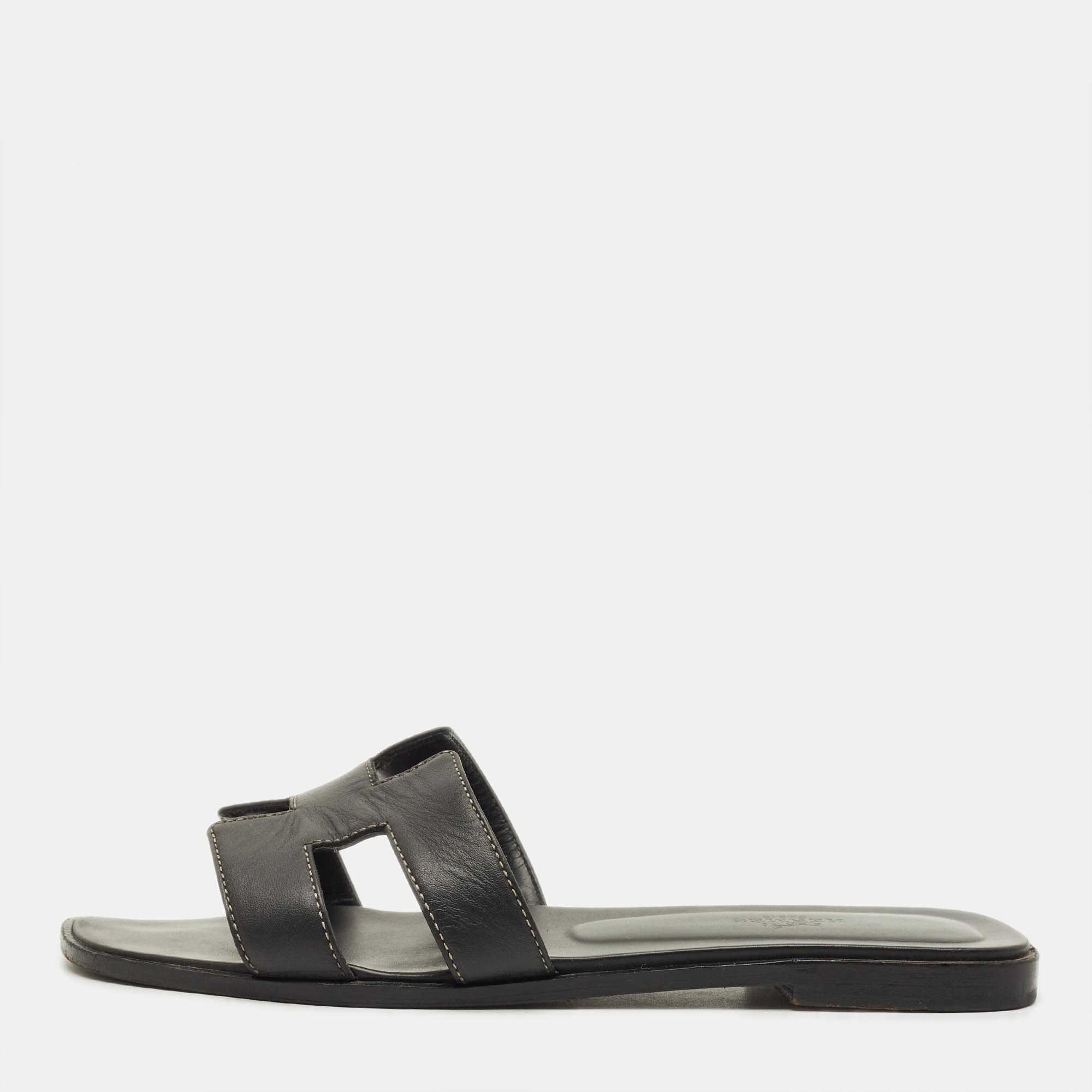 Hermes Oran Size Black Leather Flat Slide
Hermes Oran Size Black Leather Flat Slide