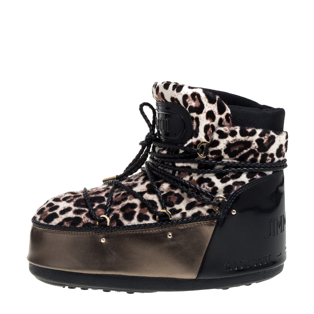 Jimmy Choo Leopard Print Calf Hair And Metallic Bronze Leather Moon Boots Size /42
Jimmy Choo Leopard Print Calf Hair And Metallic Bronze Leather Moon Boots Size /42
