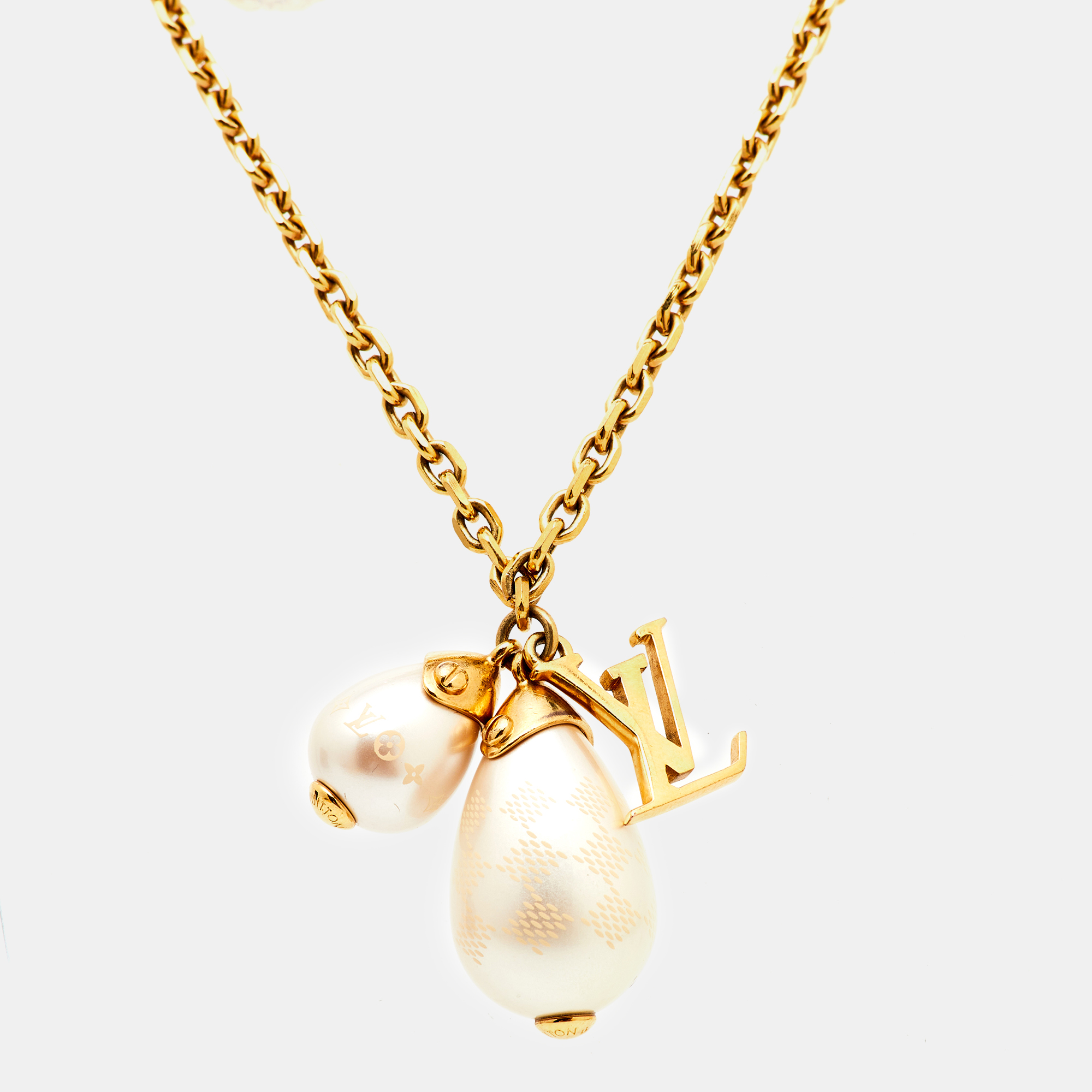 Louis Vuitton Damier Perle Faux Pearl Gold Tone Pendant Necklace
Louis Vuitton Damier Perle Faux Pearl Gold Tone Pendant Necklace