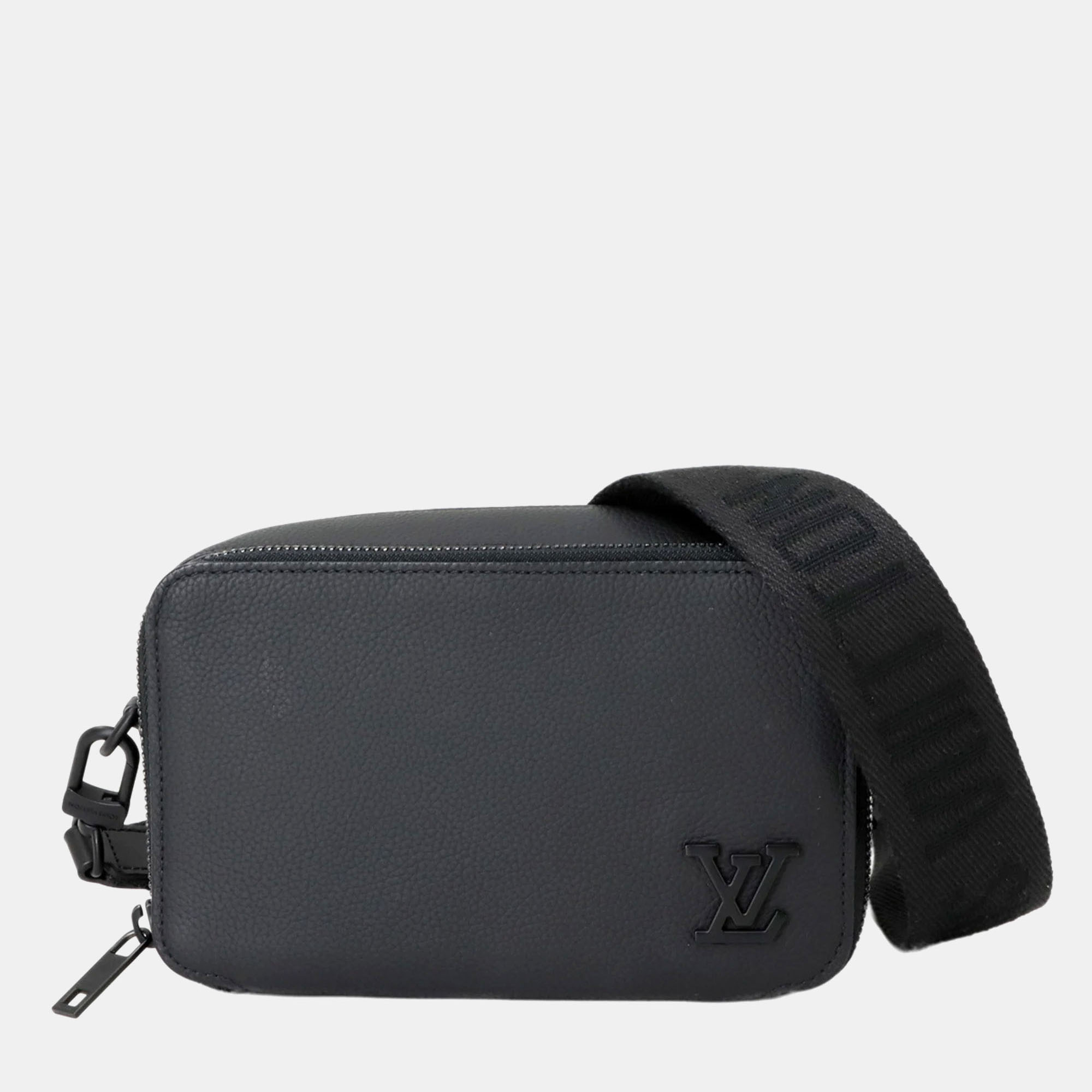 Louis Vuitton Black Leather Aerogram Alpha Wearable Long Shoulder Wallet
Louis Vuitton Black Leather Aerogram Alpha Wearable Long Shoulder Wallet