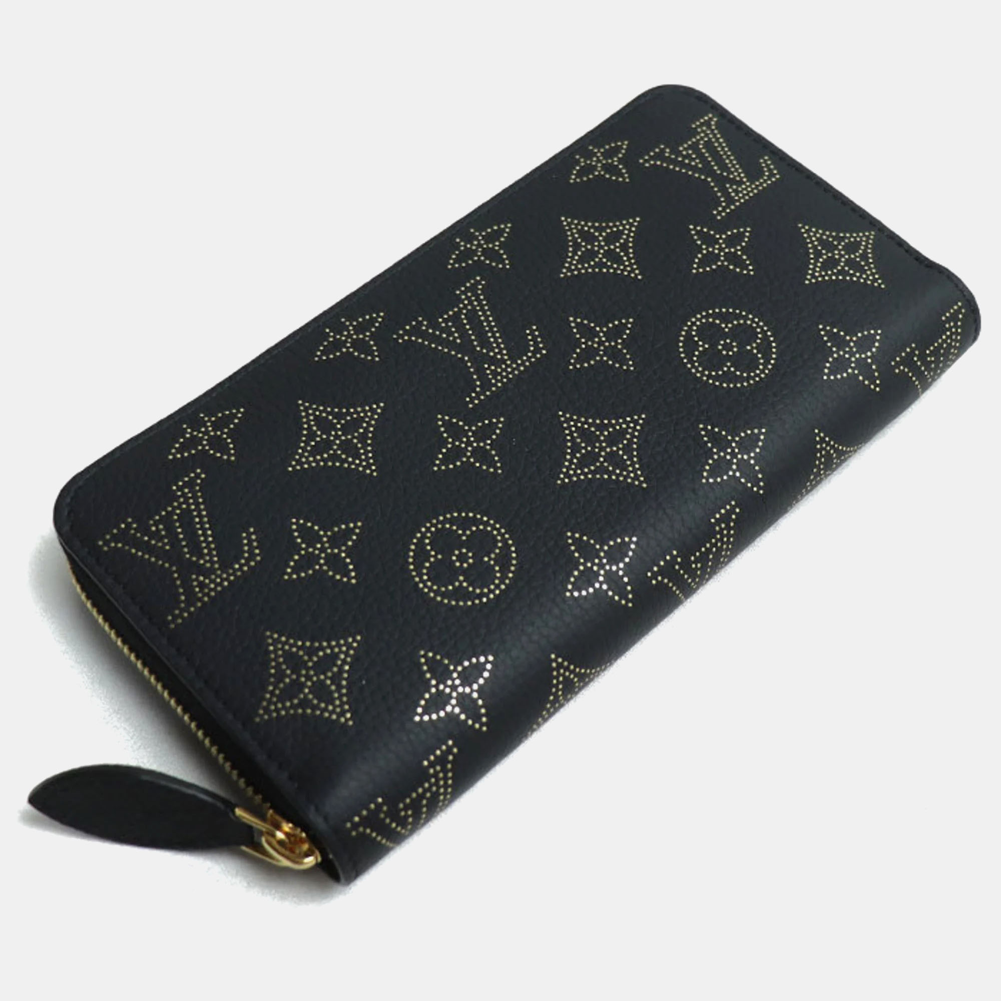Louis Vuitton Black/Gold Monogram Mahina Leather Long Round Zippy Wallet
Louis Vuitton Black/Gold Monogram Mahina Leather Long Round Zippy Wallet
