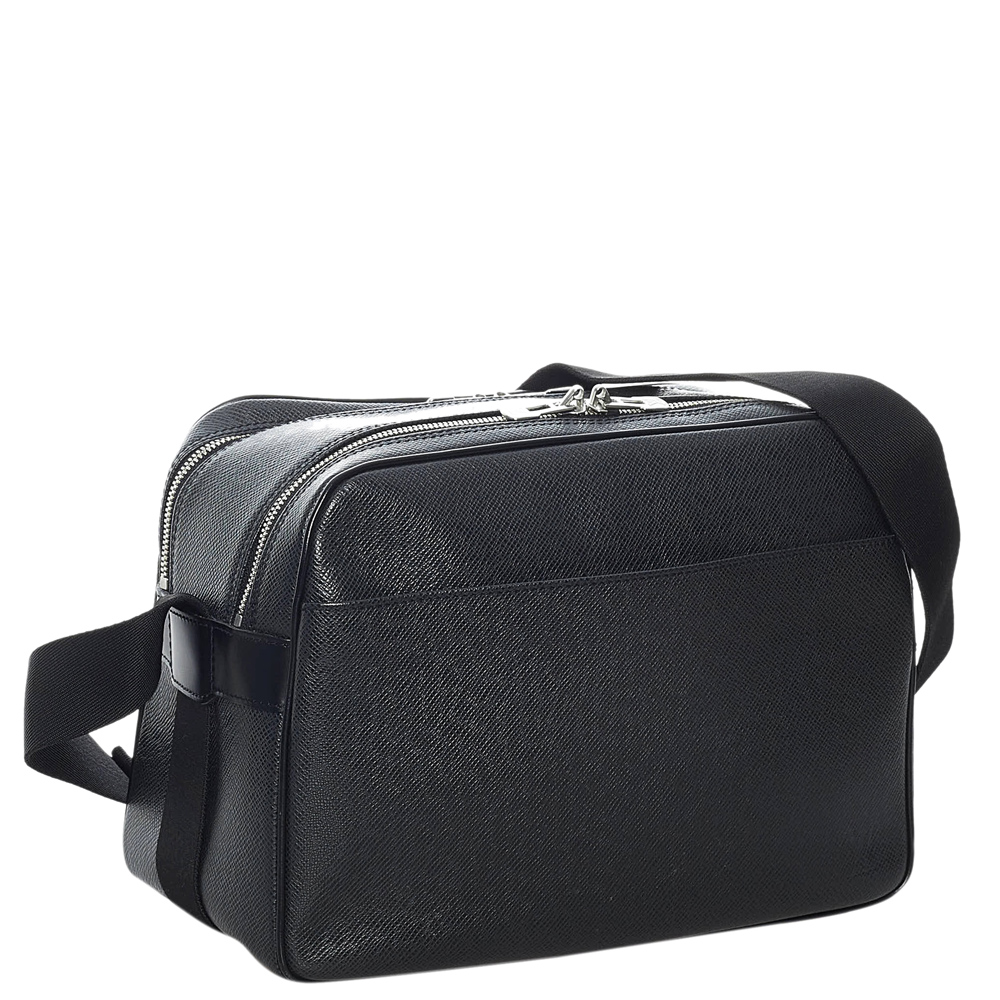 

Louis Vuitton Black Taiga Leather Reporter PM Bag