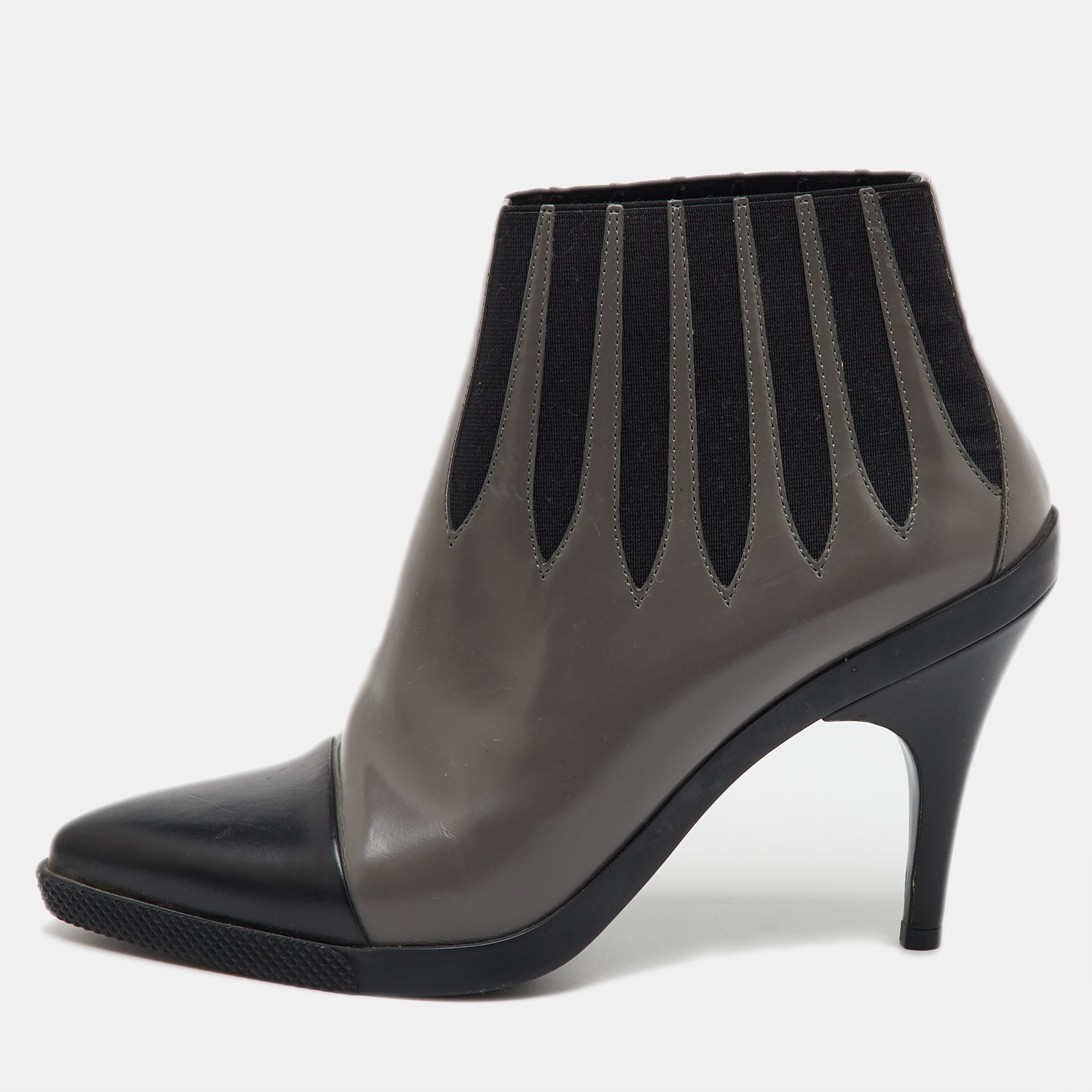 Louis Vuitton Grey/Black Leather Pointed Toe Ankle Length Boots Size
Louis Vuitton Grey/Black Leather Pointed Toe Ankle Length Boots Size