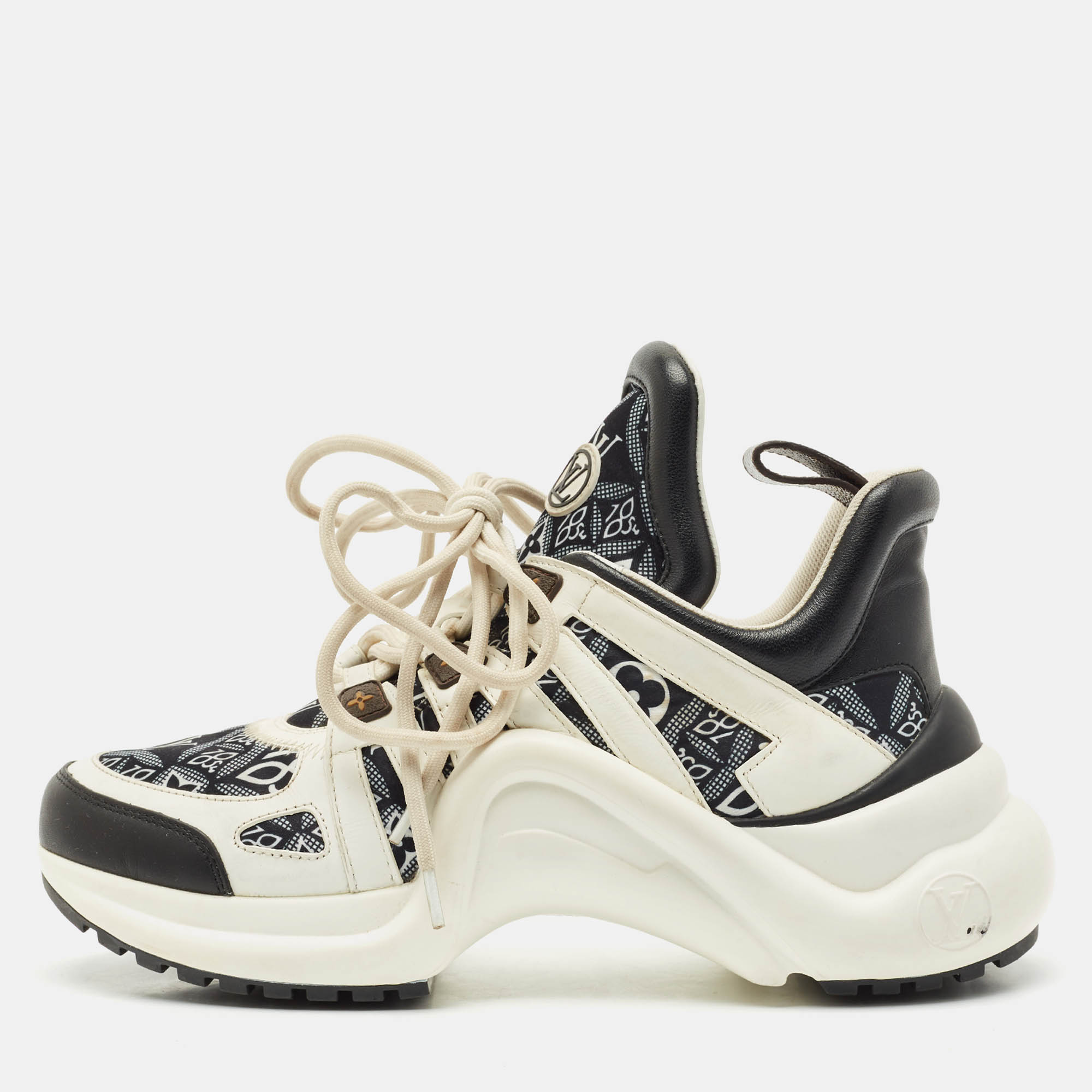 Louis Vuitton White/Blue Monogram Canvas and Fabric Archlight Low Top Sneakers Size, Navy blue
Louis Vuitton White/Blue Monogram Canvas and Fabric Archlight Low Top Sneakers Size, Navy blue