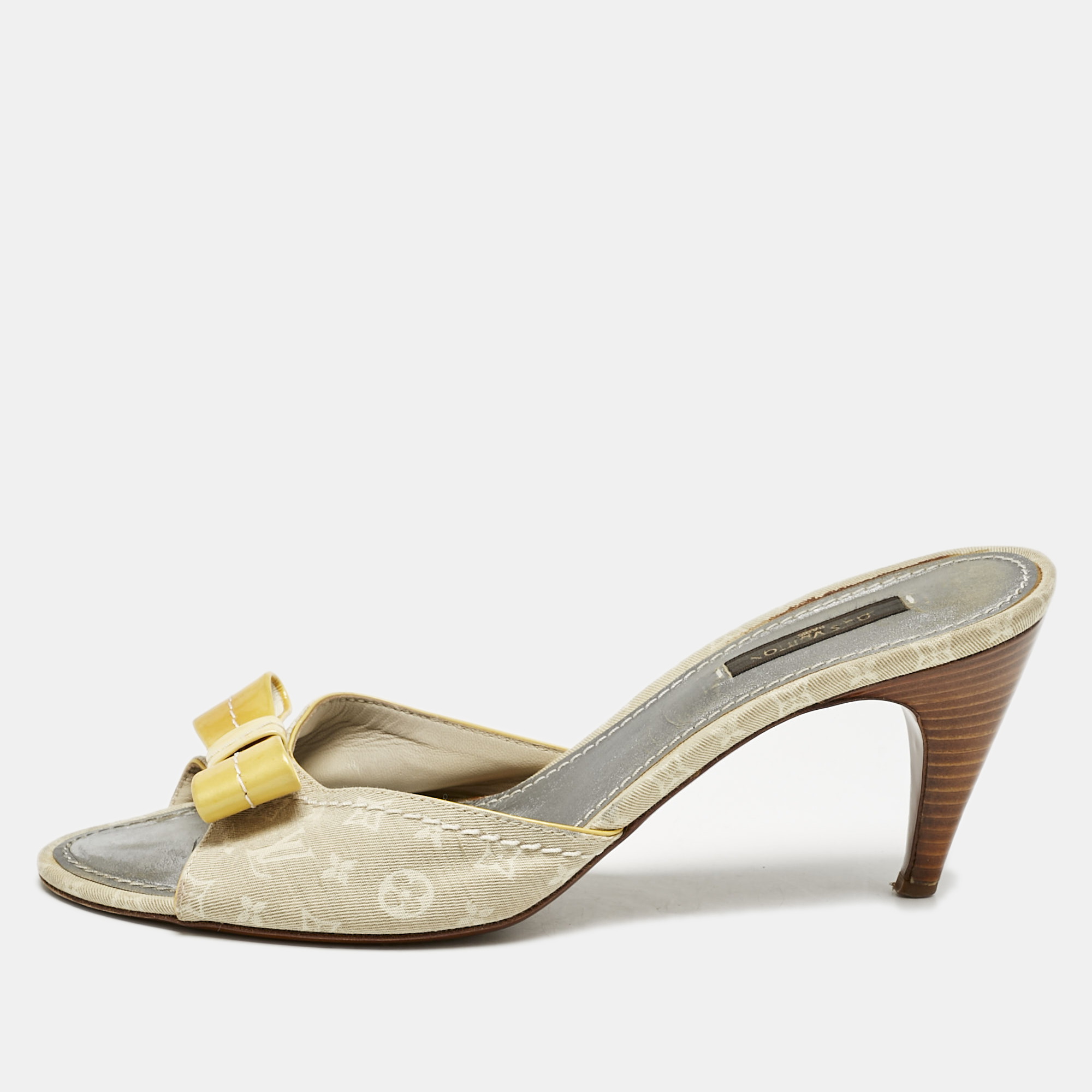 Louis Vuitton Yellow/Cream Monogram Fabric and Patent Leather Bow Slide Sandals Size
Louis Vuitton Yellow/Cream Monogram Fabric and Patent Leather Bow Slide Sandals Size