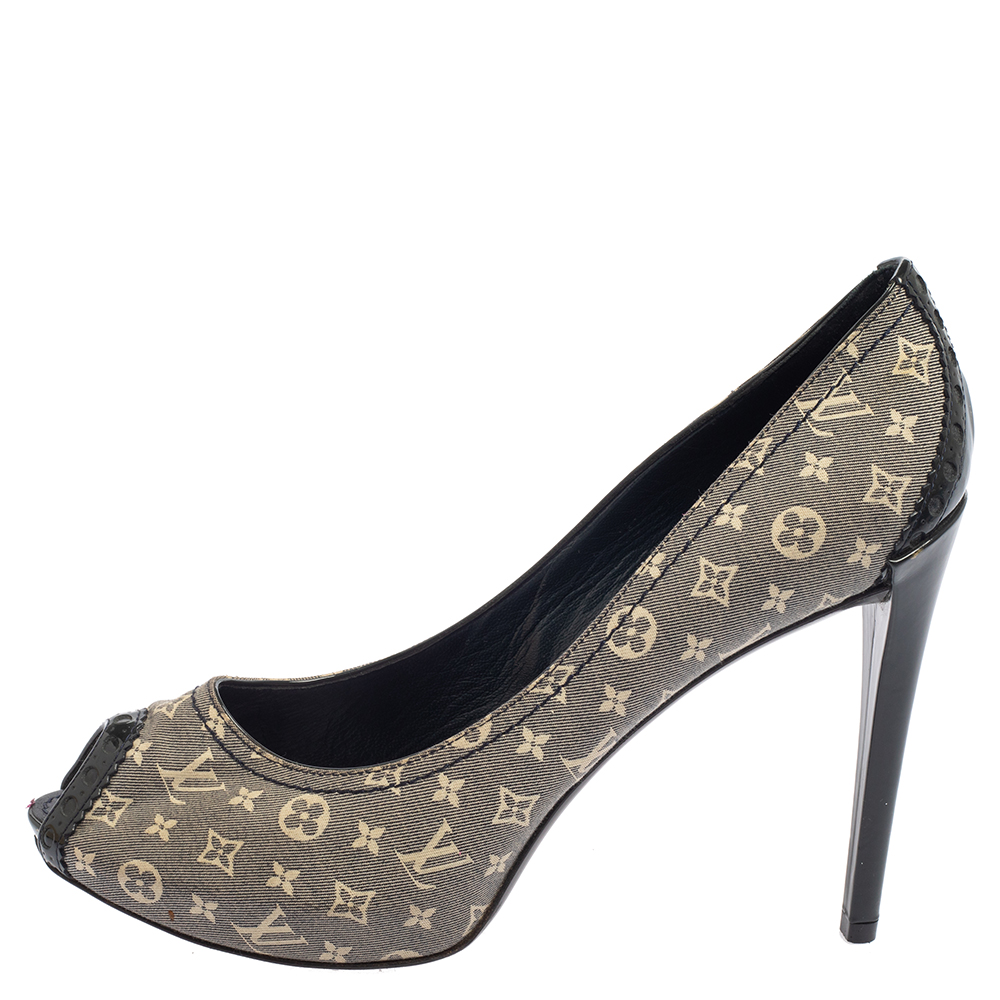Louis Vuitton Grey Monogram Canvas And Patent Leather Peep Toe Pumps Size
Louis Vuitton Grey Monogram Canvas And Patent Leather Peep Toe Pumps Size