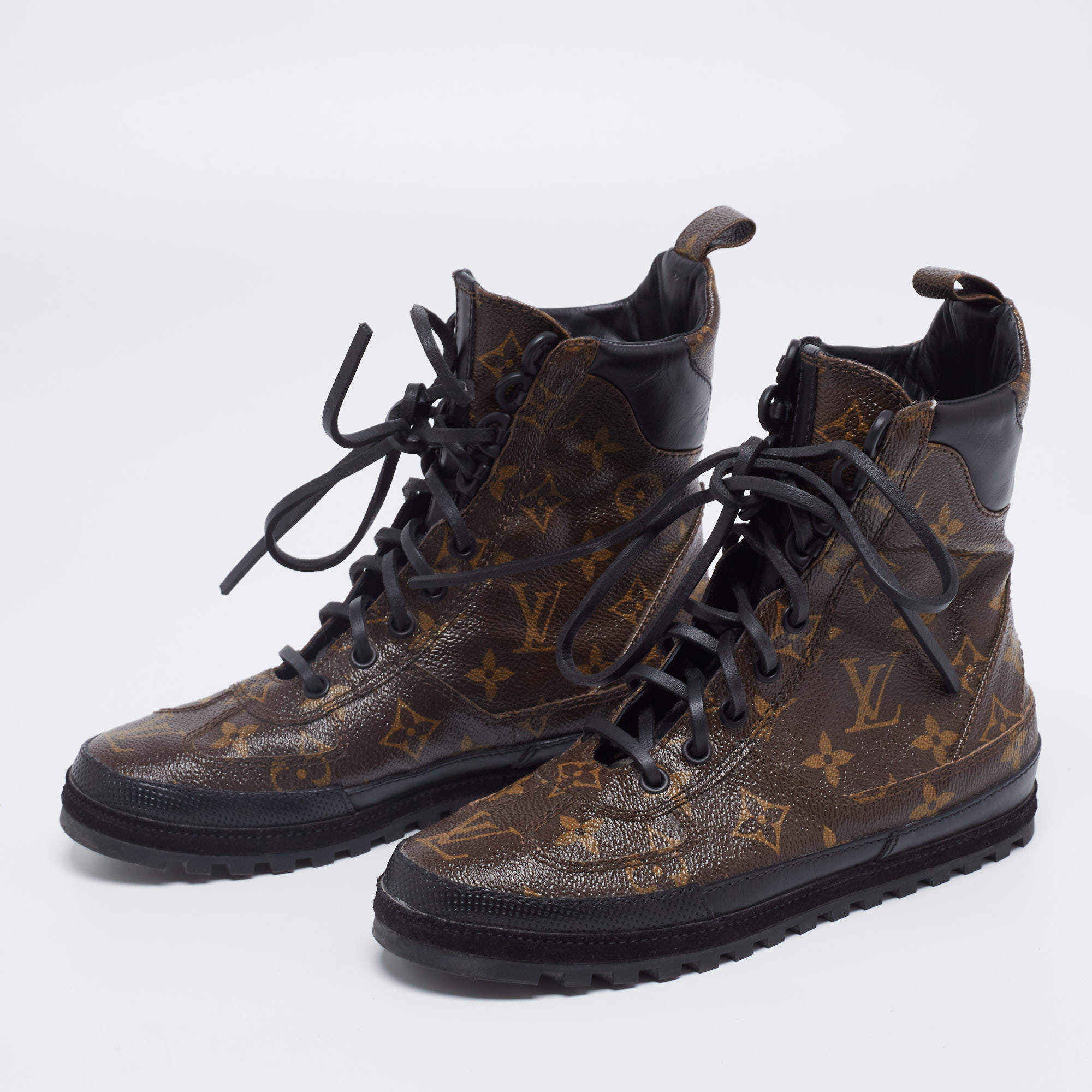 Louis Vuitton Brown Monogram Canvas And Leather High Top Lace Up Sneakers Size
Louis Vuitton Brown Monogram Canvas And Leather High Top Lace Up Sneakers Size