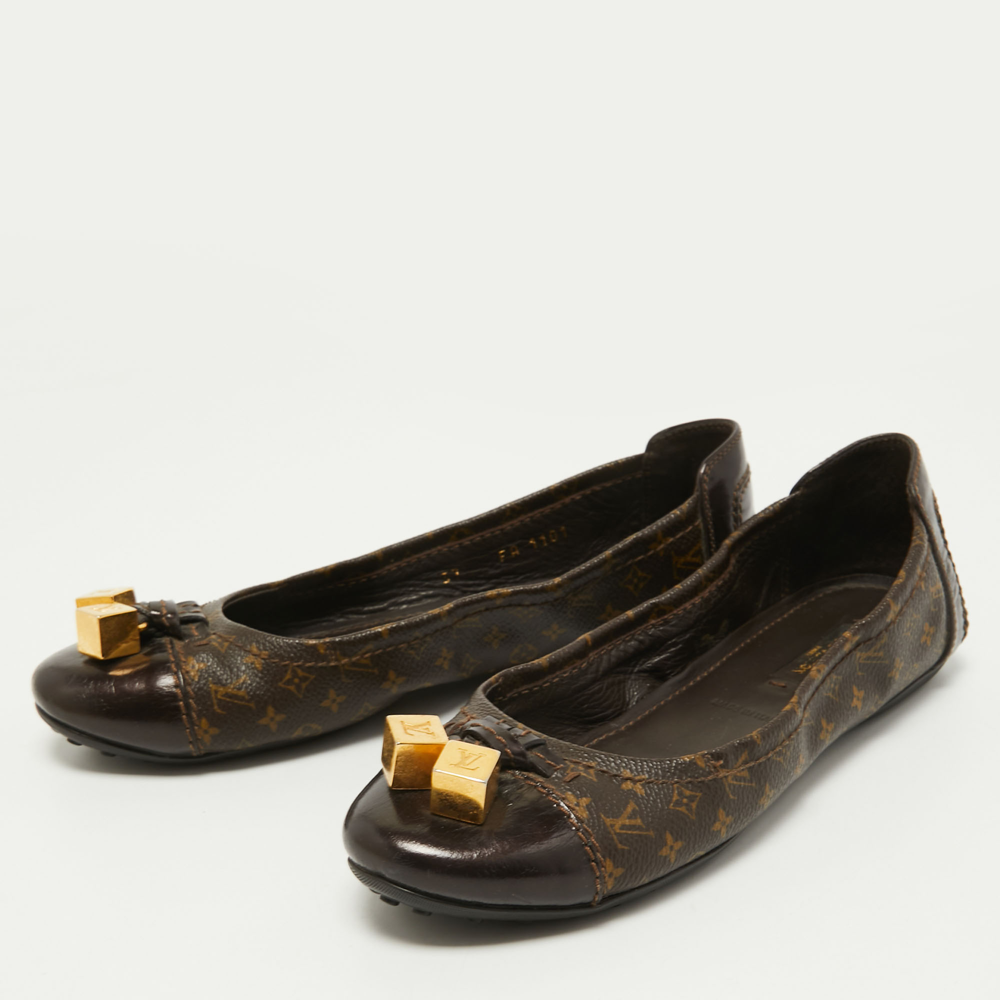 Louis Vuitton Brown Monogram Canvas and Leather Lovely Ballet Flats Size
Louis Vuitton Brown Monogram Canvas and Leather Lovely Ballet Flats Size