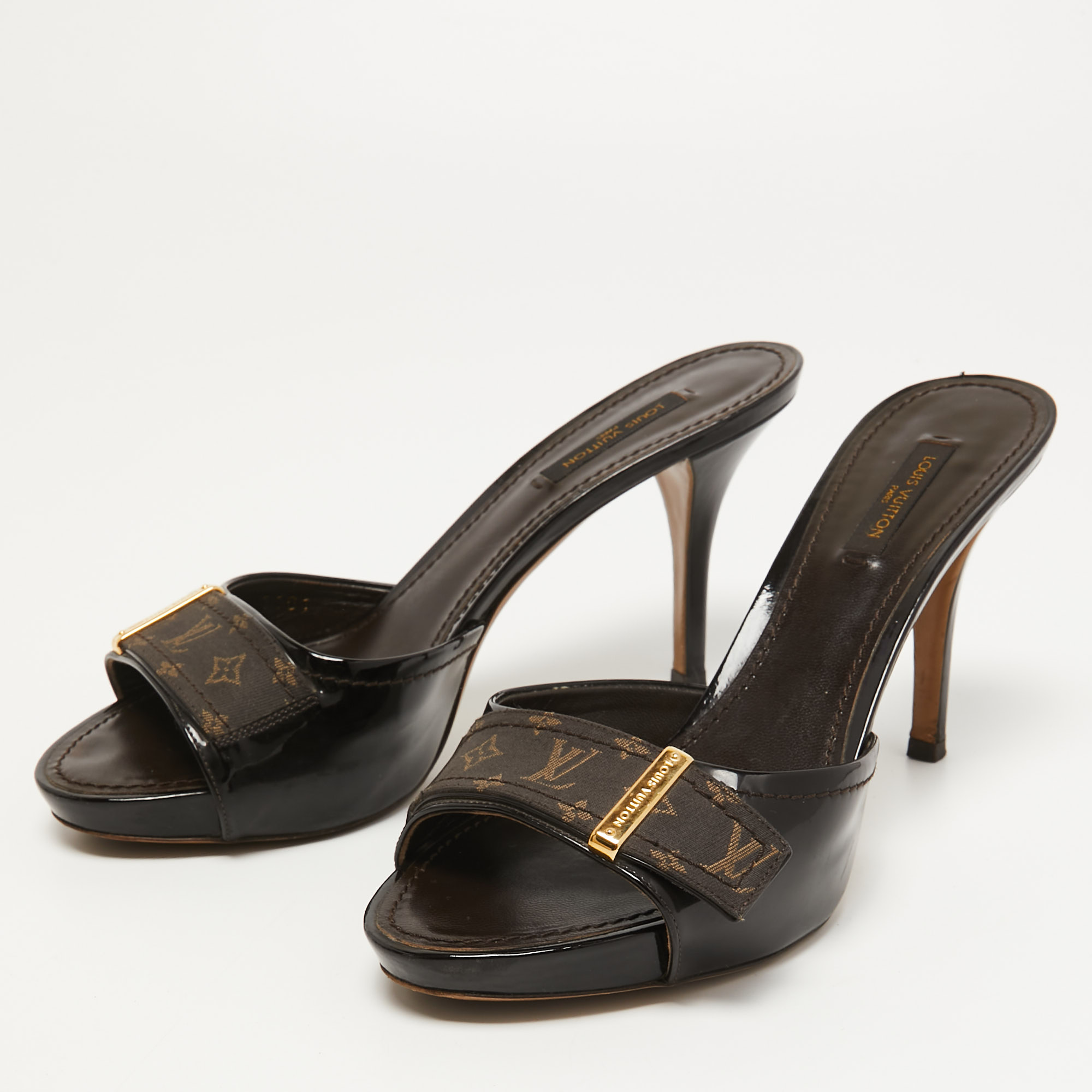 Louis Vuitton Dark Brown Patent Leather and Monogram Canvas Slide Sandals Size
Louis Vuitton Dark Brown Patent Leather and Monogram Canvas Slide Sandals Size