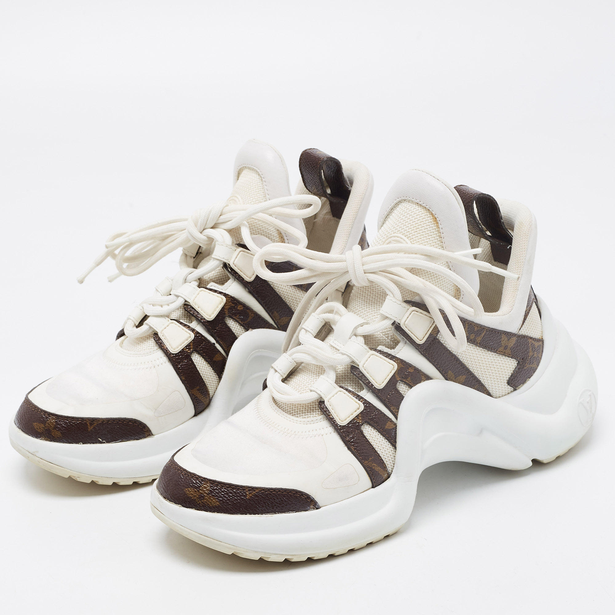 Louis Vuitton White/Brown Mesh and Monogram Canvas Archlight Sneakers Size
Louis Vuitton White/Brown Mesh and Monogram Canvas Archlight Sneakers Size