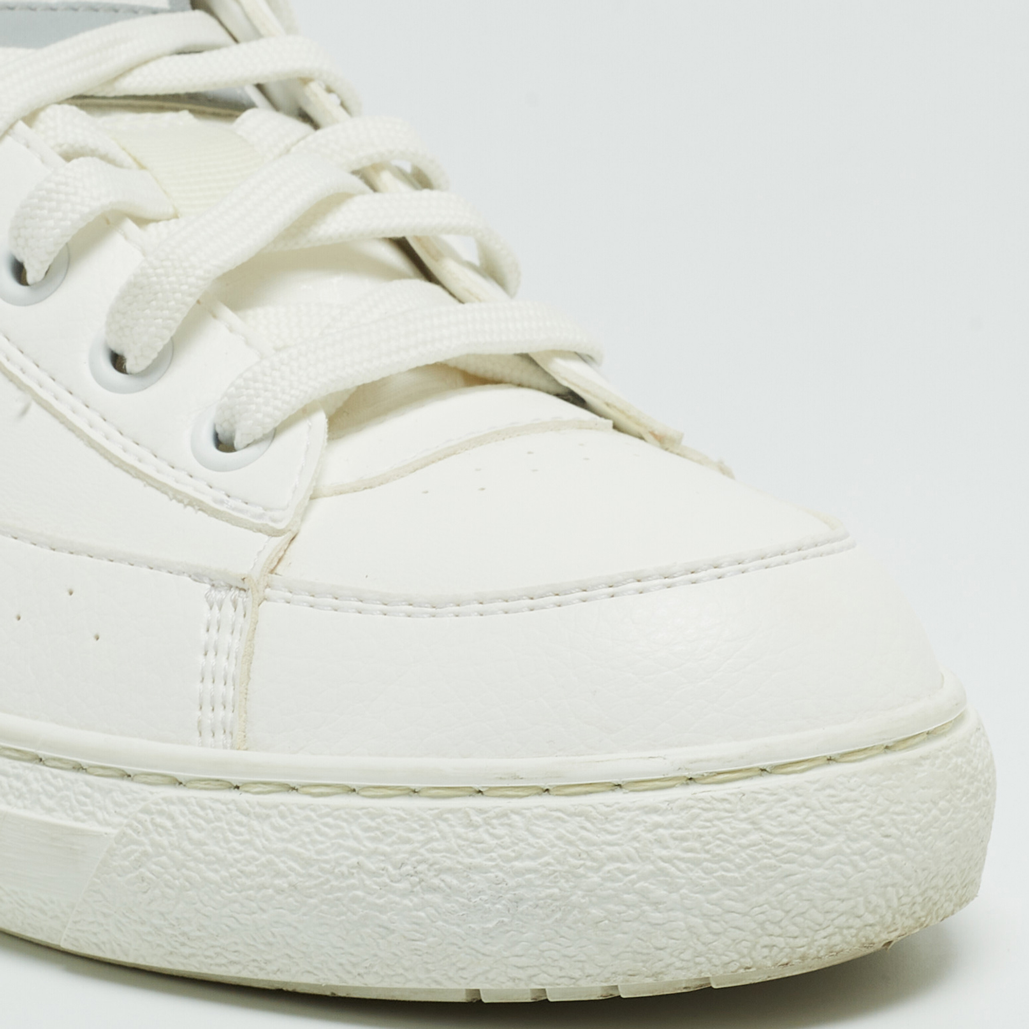 Louis Vuitton White Leather LV Logo Low Top Sneakers Size 38