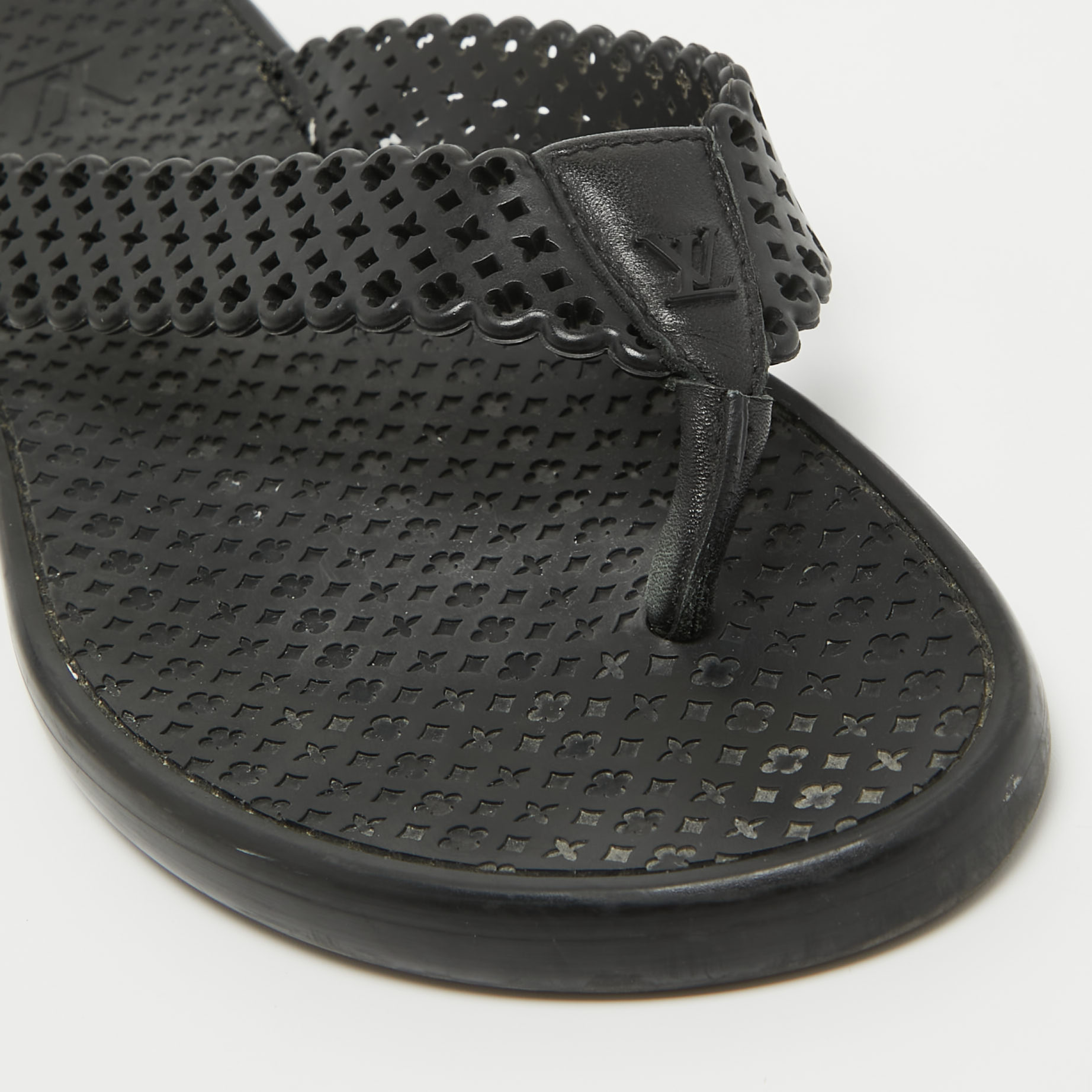 Louis Vuitton Black Leather Thong Flat Sandals Size 39.5