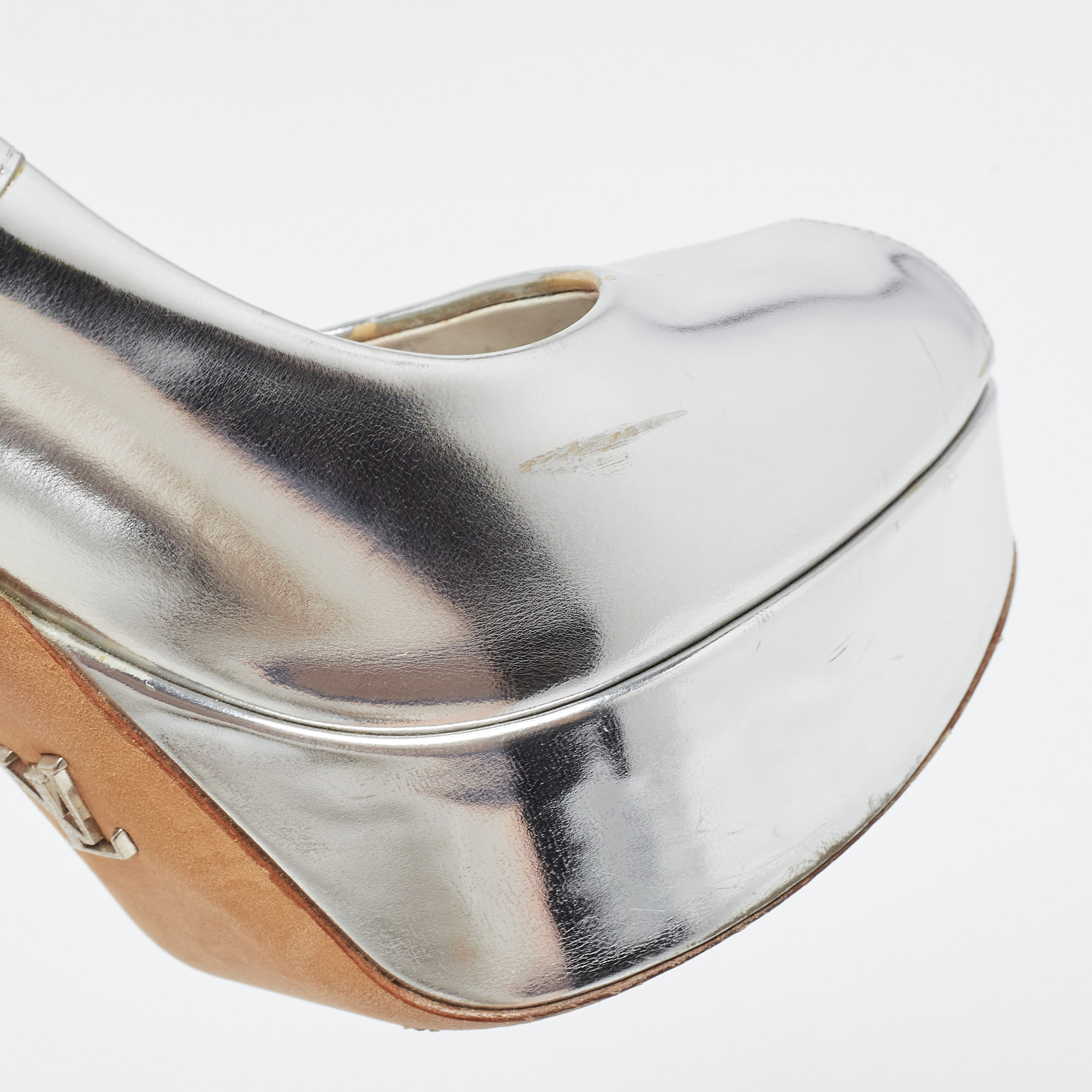 Louis Vuitton Silver Leather Eyeline Pumps Size 37.5
