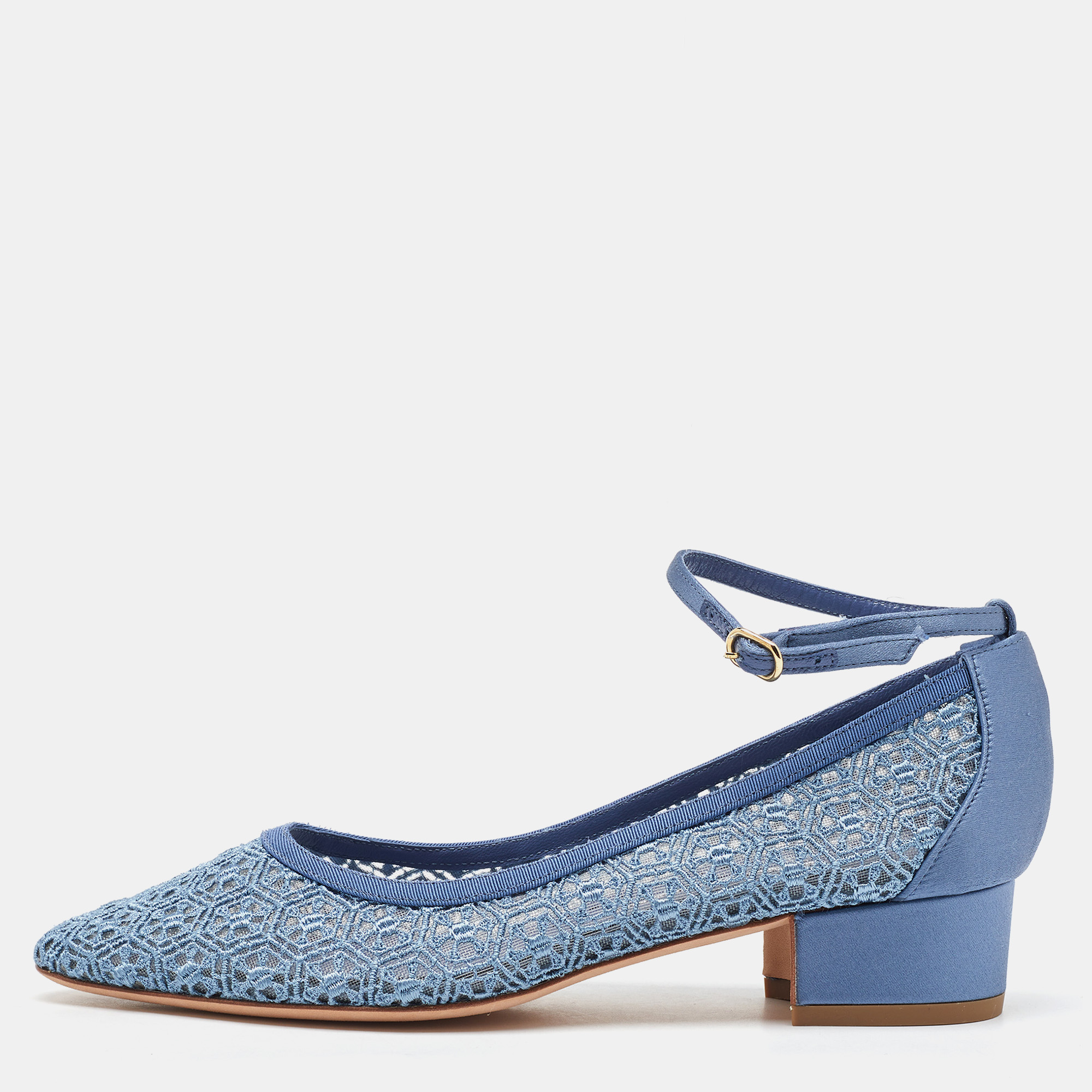 Manolo Blahnik Blue Satin and Lace Listana Block Heel Ankle Strap Pumps Size
Manolo Blahnik Blue Satin and Lace Listana Block Heel Ankle Strap Pumps Size