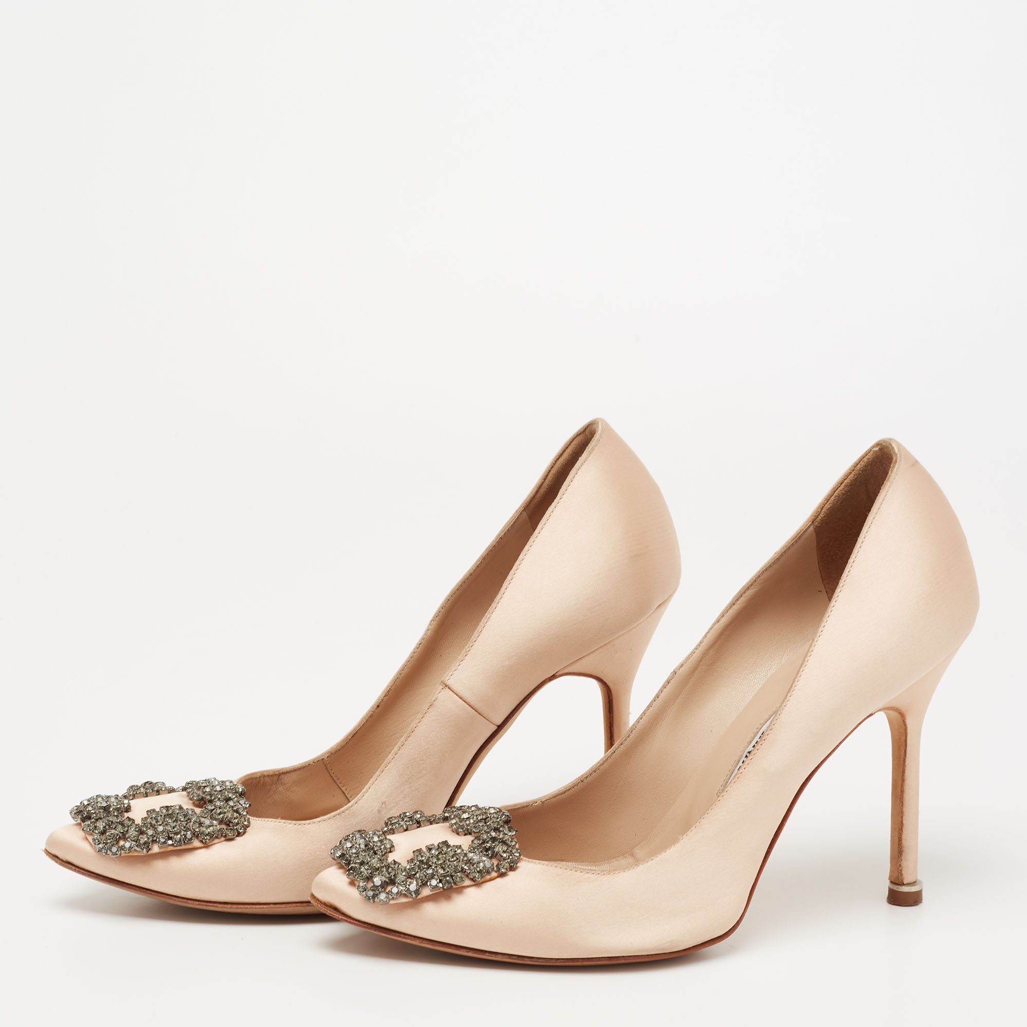 Manolo Blahnik Beige Satin Hangisi Crystal Embellished Pointed Toe Pumps Size
Manolo Blahnik Beige Satin Hangisi Crystal Embellished Pointed Toe Pumps Size