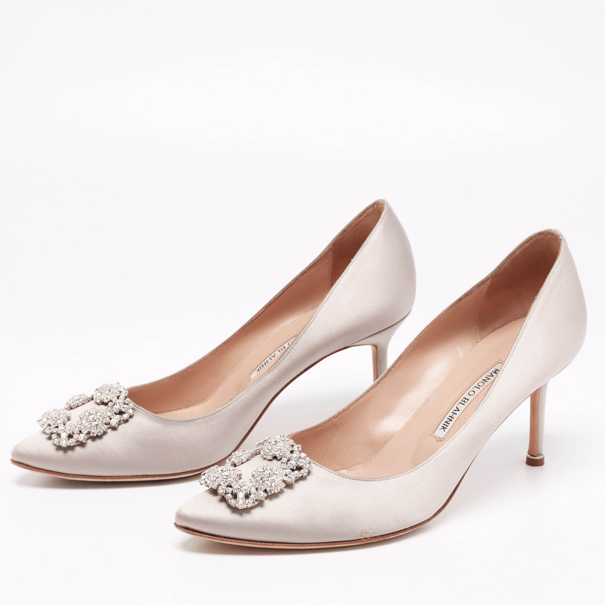 Manolo Blahnik Silver Satin Hangisi Crystal Embellished Pointed Toe Pumps Size
Manolo Blahnik Silver Satin Hangisi Crystal Embellished Pointed Toe Pumps Size