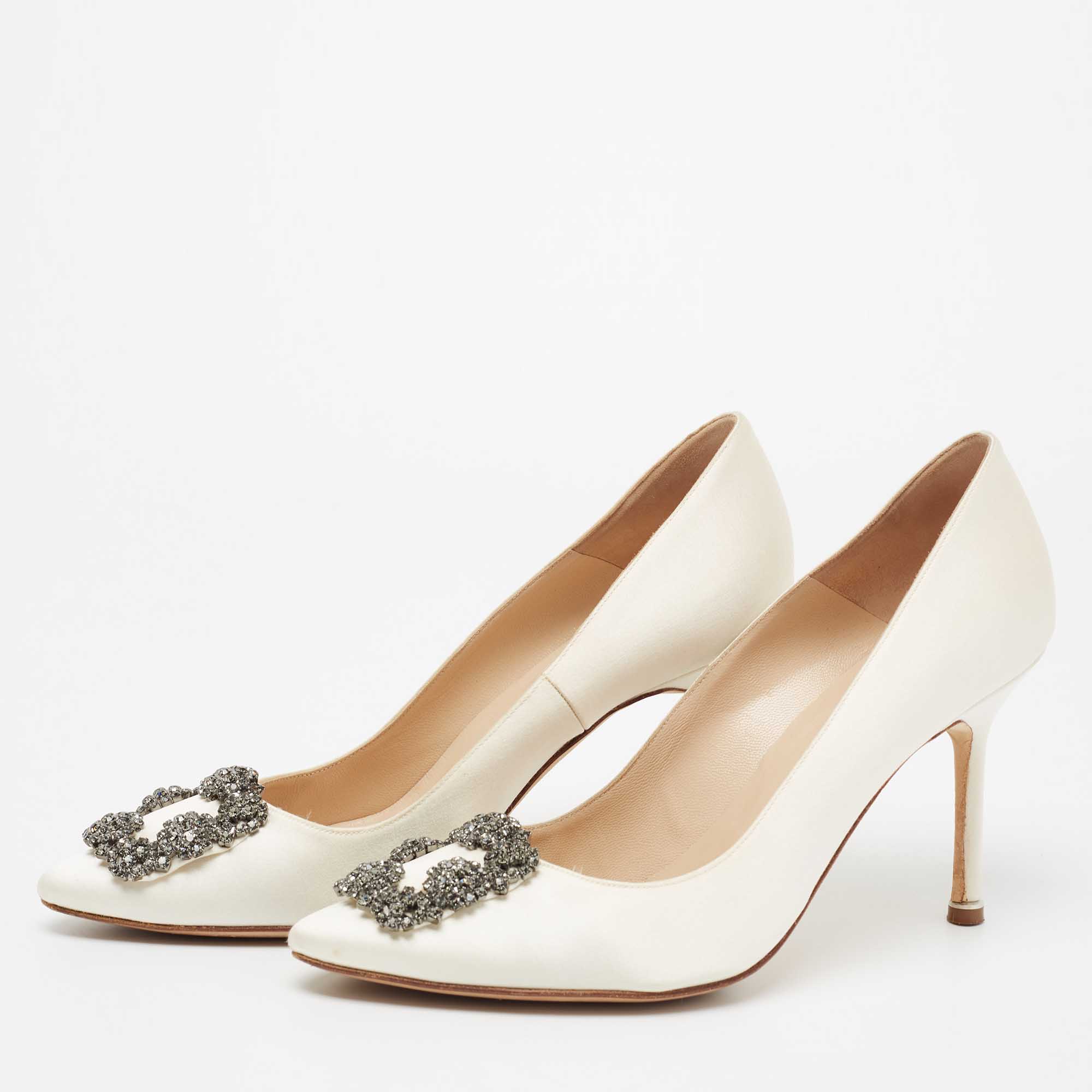 Manolo Blahnik Off White Satin Hangisi Pumps Size 
Manolo Blahnik Off White Satin Hangisi Pumps Size