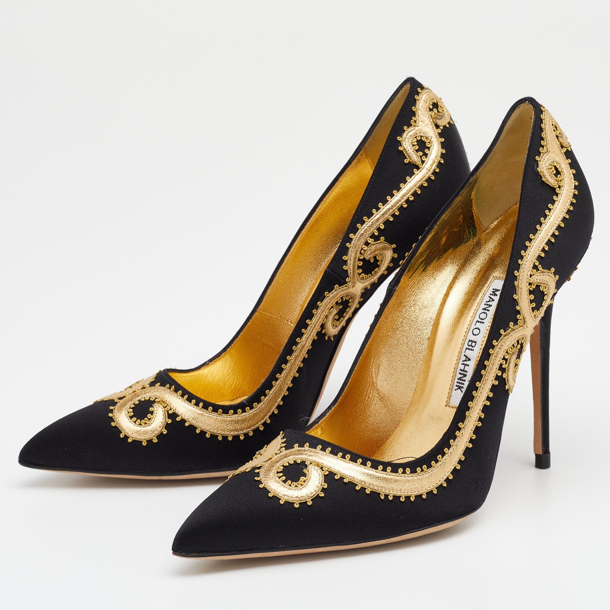 Manolo Blahnik Black/Gold Satin And Leather Embroidered Pointed Toe Pumps Size
Manolo Blahnik Black/Gold Satin And Leather Embroidered Pointed Toe Pumps Size