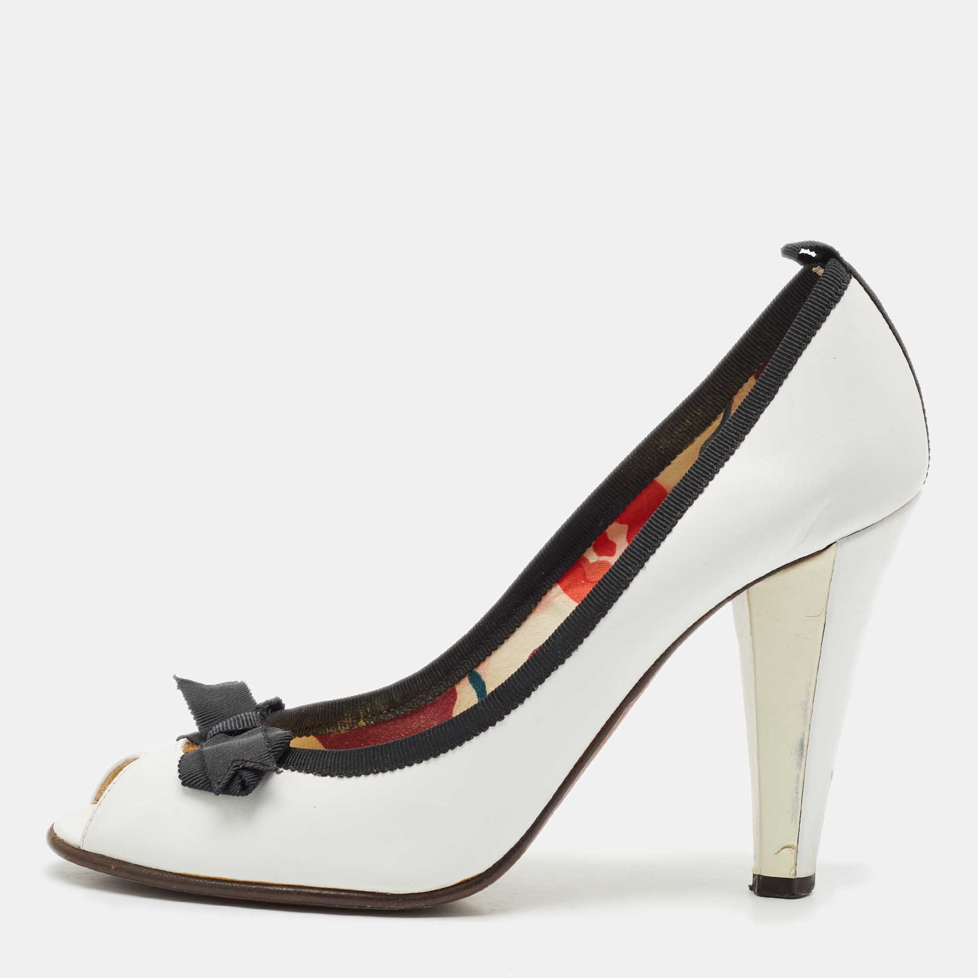 Marc by Marc Jacobs White/Black Leather Bow Peep Toe Pumps Size
Marc by Marc Jacobs White/Black Leather Bow Peep Toe Pumps Size