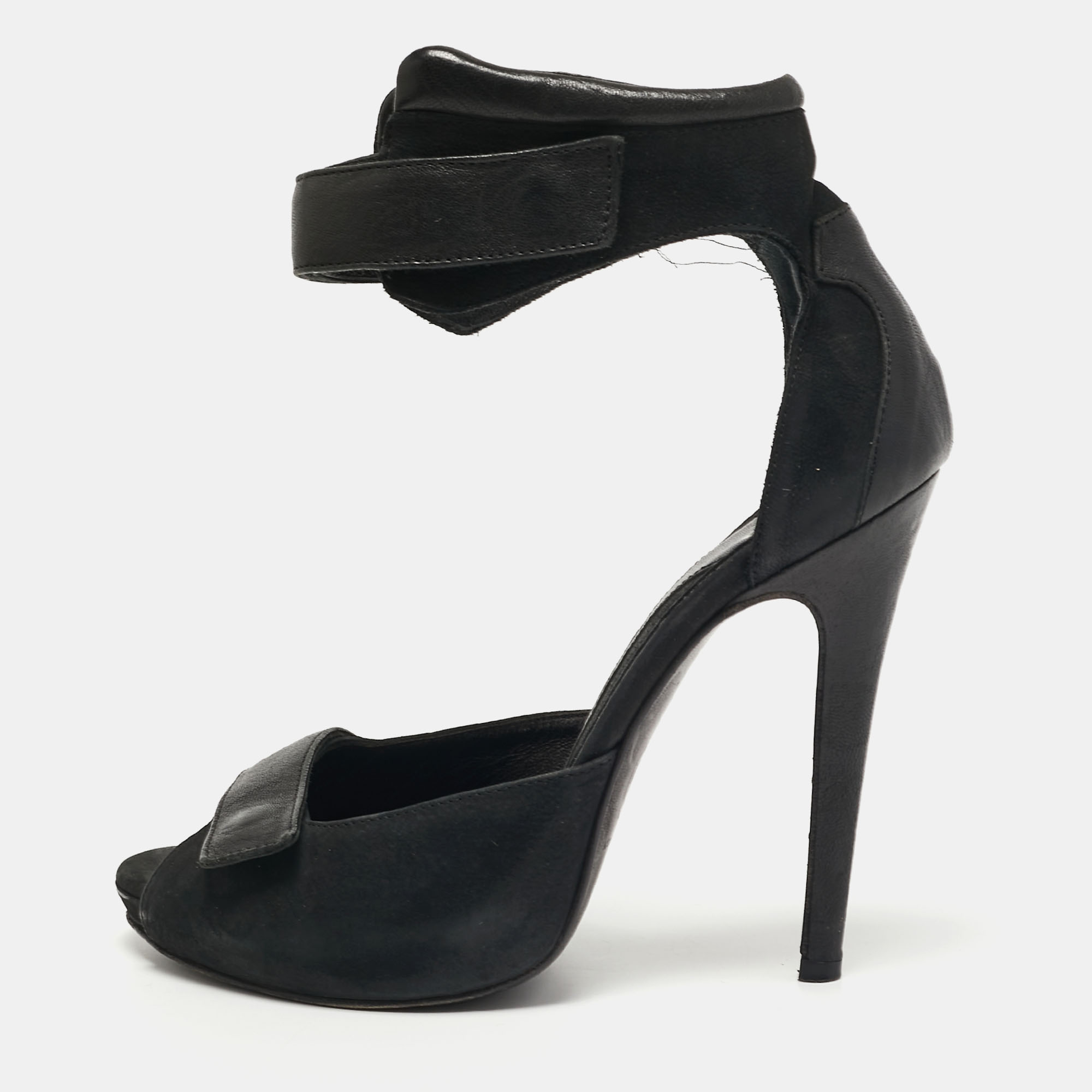 

MCQ by Alexander MCQueen Black Nubuck and Leather Ankle Strap Sandals Size