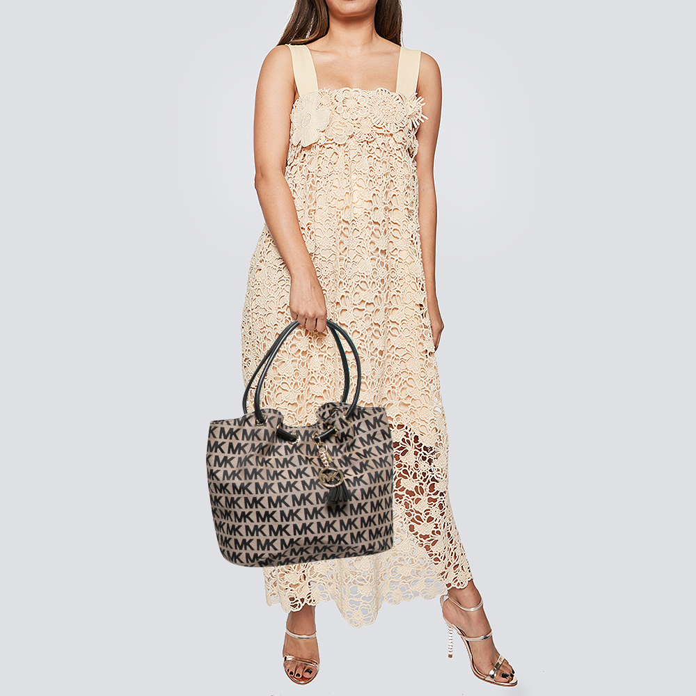 Michael Kors Beige/Black Signature Canvas and Leather Jet Set Drawstring Bag
Michael Kors Beige/Black Signature Canvas and Leather Jet Set Drawstring Bag
