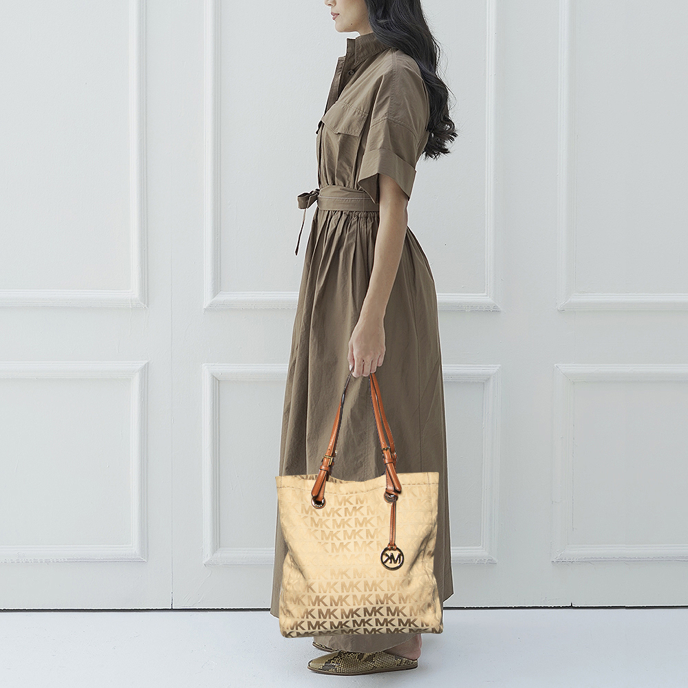 MICHAEL Michael Kors Beige/Brown Signature Canvas And Leather Jet Set Tote
MICHAEL Michael Kors Beige/Brown Signature Canvas And Leather Jet Set Tote