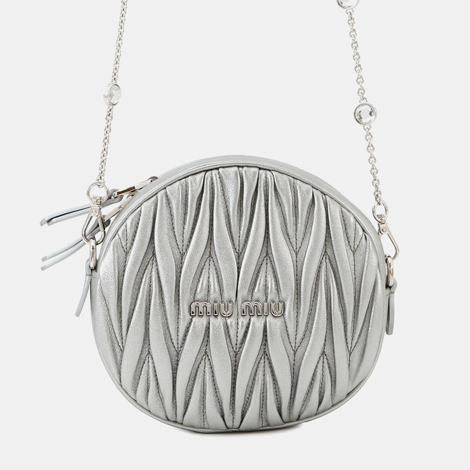 Miumiu Matelasse Round Shoulder Bag Silver Leather
Miumiu Matelasse Round Shoulder Bag Silver Leather