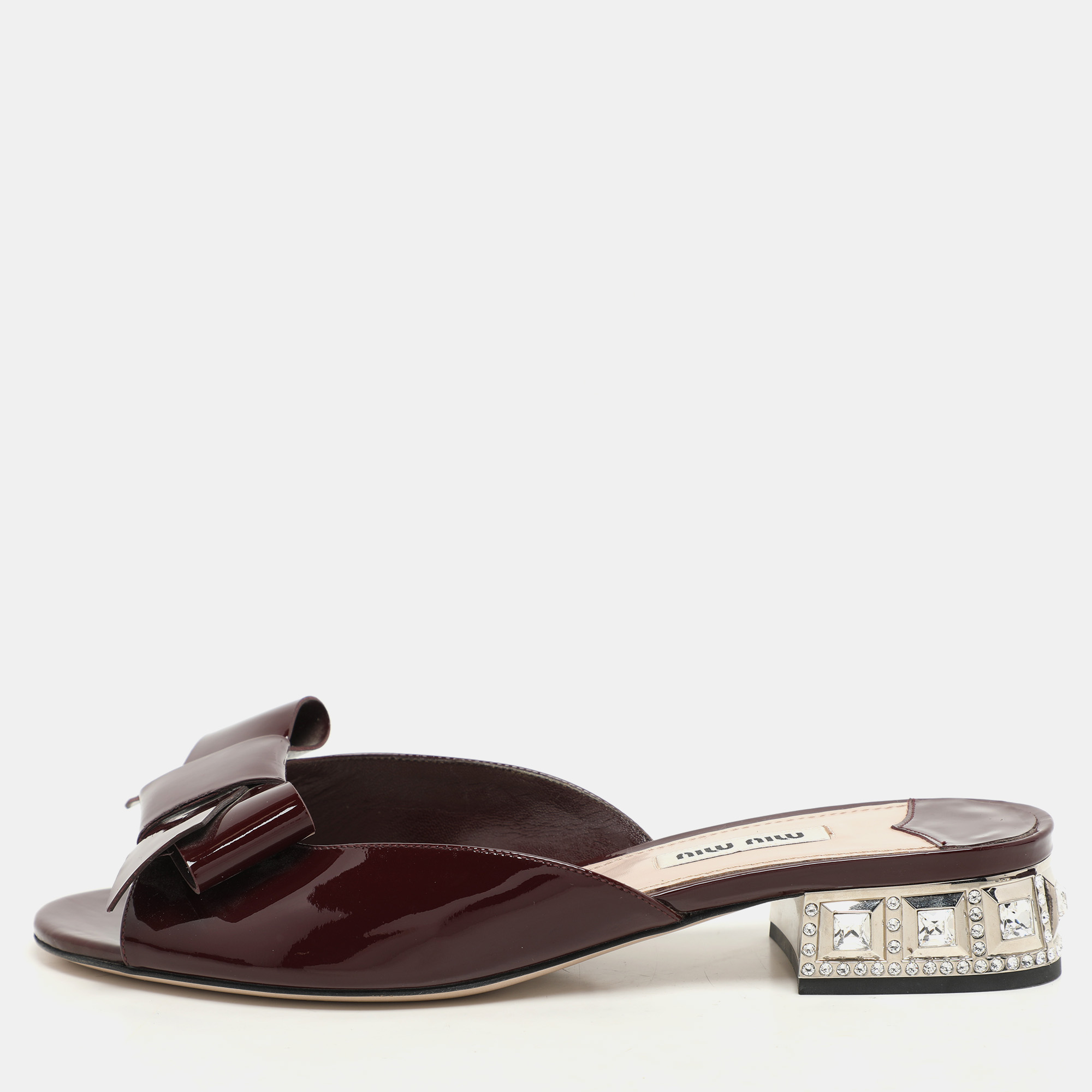 Miu Miu Burgundy Patent Leather Bow Crystal Embellished Heel Slide Sandals Size 37
Miu Miu Burgundy Patent Leather Bow Crystal Embellished Heel Slide Sandals Size 37