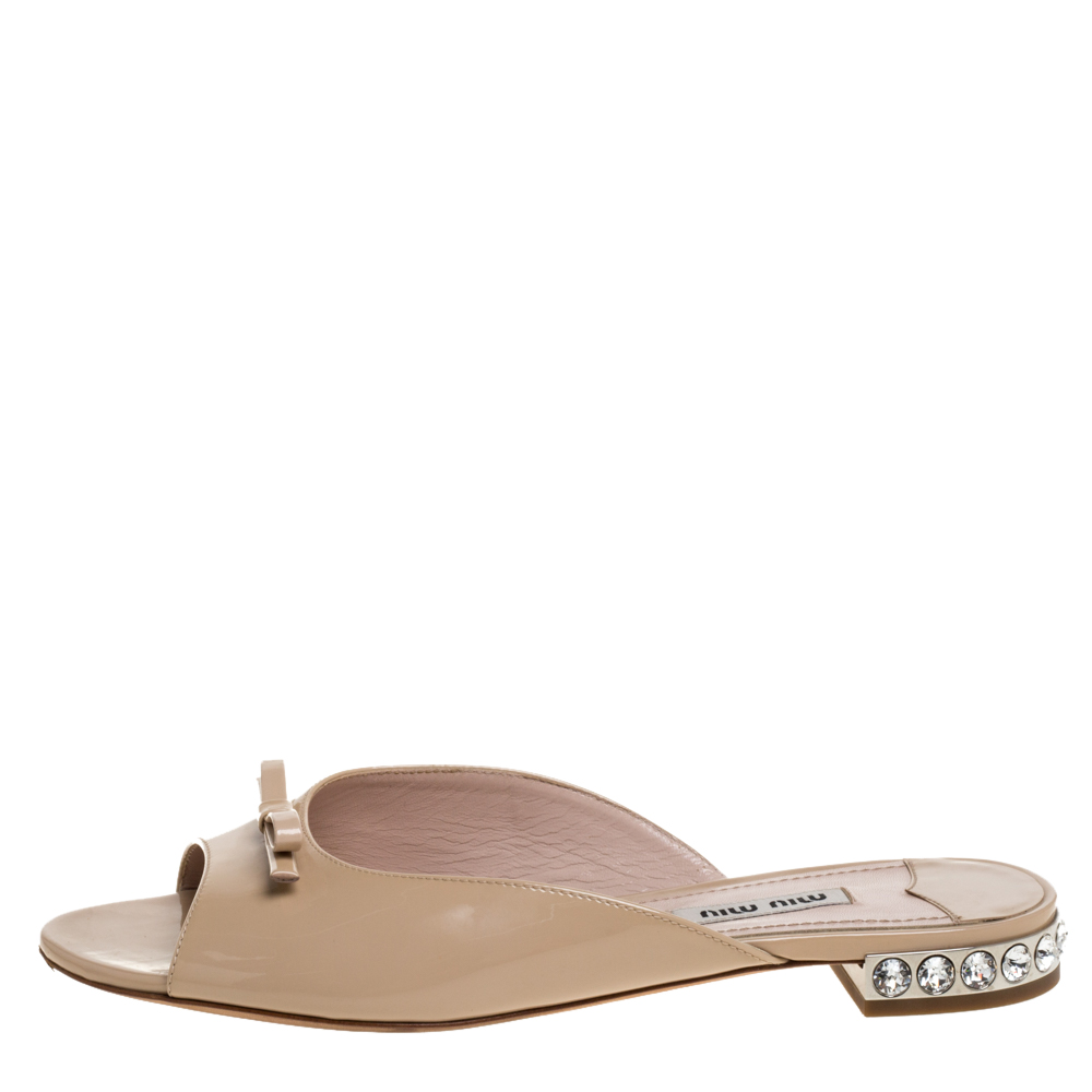 Miu Miu Beige Patent Leather Crystal Embellished Heel Bow Open Toe Flats Size
Miu Miu Beige Patent Leather Crystal Embellished Heel Bow Open Toe Flats Size