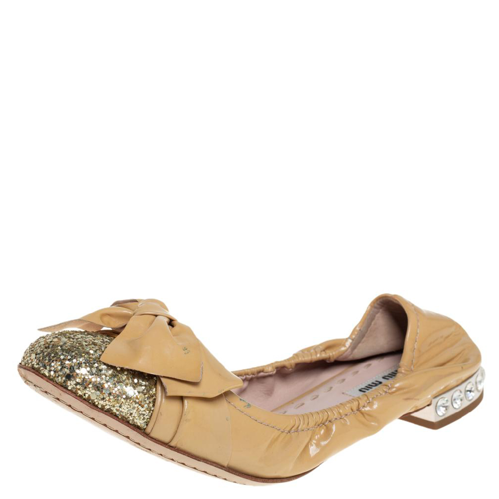 Miu Miu Beige/Gold Patent Leather Bow Detail Crystal Embellished Heel Scrunch Ballet Flats Size 38.5