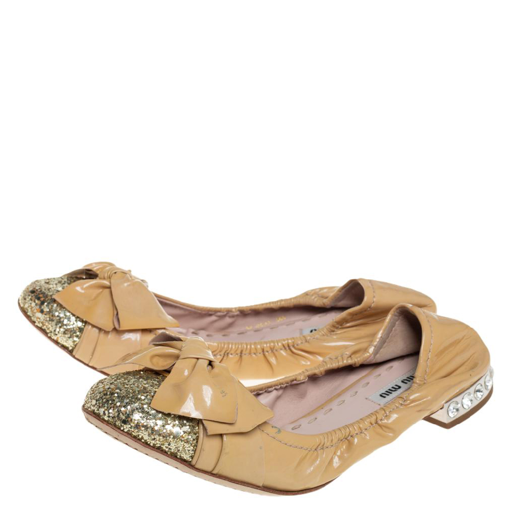 Miu Miu Beige/Gold Patent Leather Bow Detail Crystal Embellished Heel Scrunch Ballet Flats Size 38.5