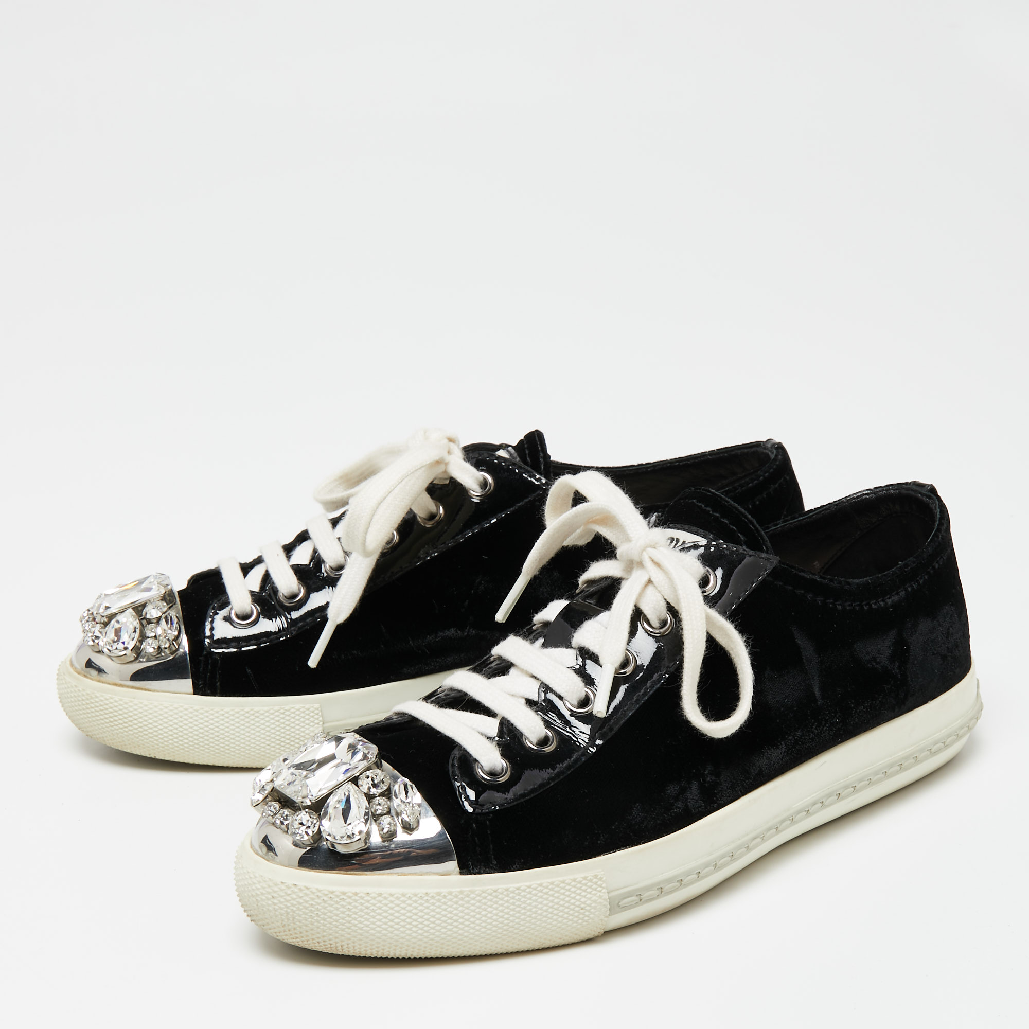 Miu Miu Black Patent Leather And Velvet Crystal Embellished Cap Toe Lace Up Sneakers Size
Miu Miu Black Patent Leather And Velvet Crystal Embellished Cap Toe Lace Up Sneakers Size