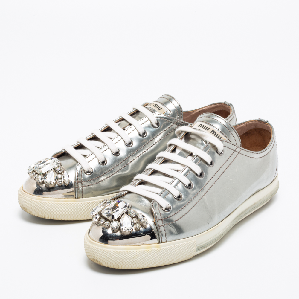 Miu Miu Silver Patent Leather Crystal Embellished Cap-Toe Low-Top Sneakers Size
Miu Miu Silver Patent Leather Crystal Embellished Cap-Toe Low-Top Sneakers Size