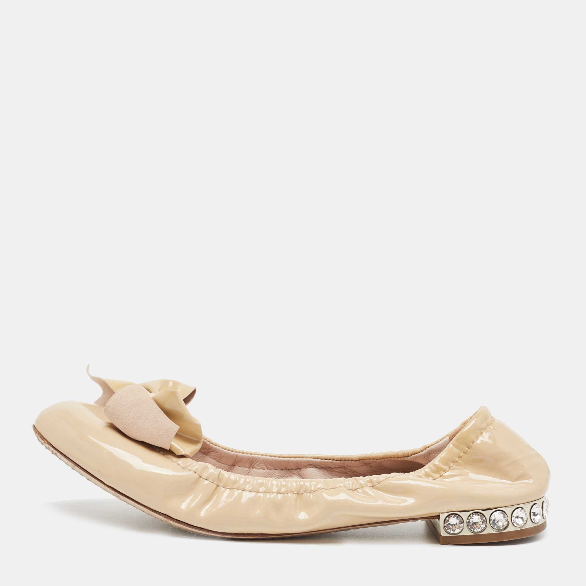 Miu Miu Beige/Gold Patent Leather Bow Detail Crystal Embellished Heel Scrunch Ballet Flats Size 36.5