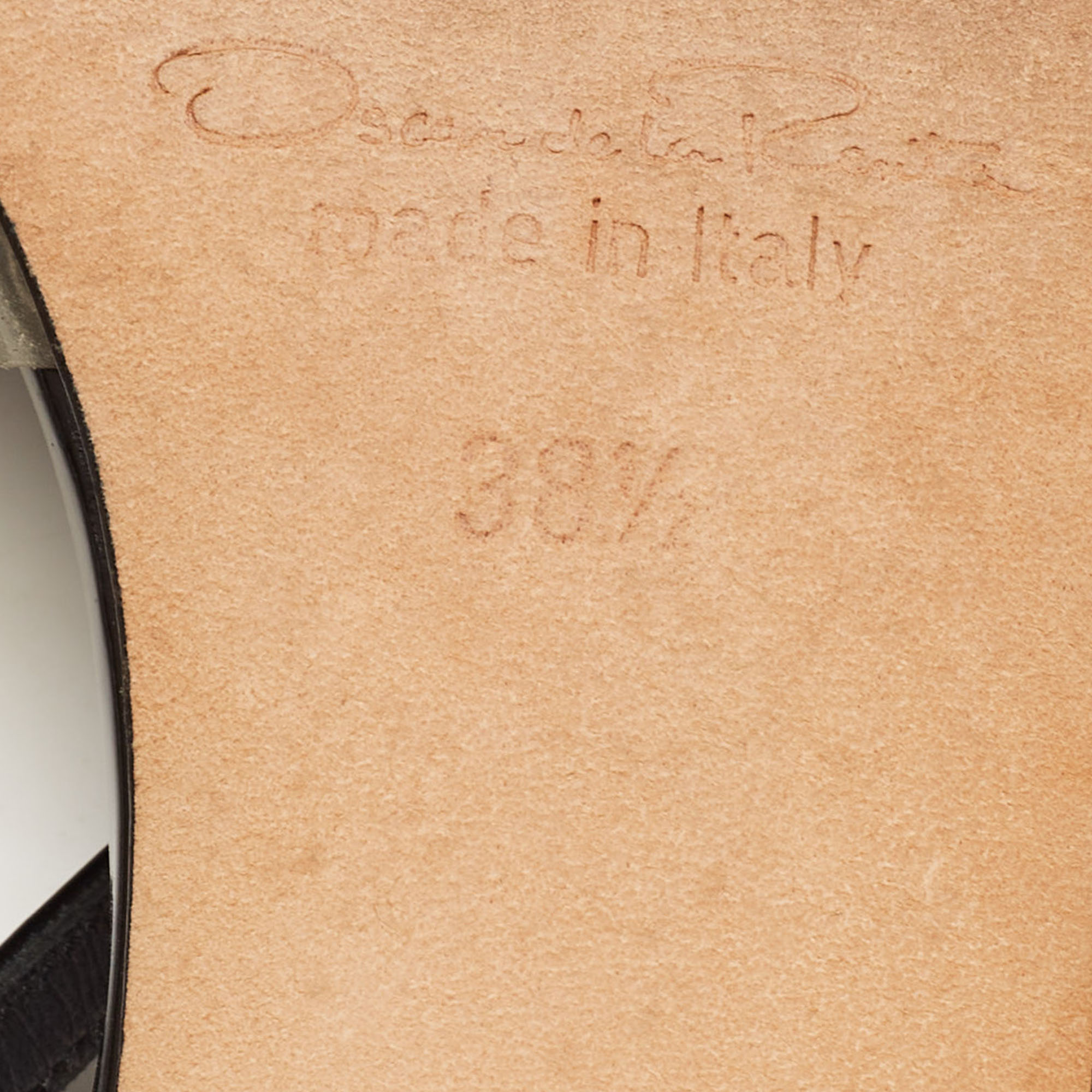 Oscar De La Renta Black Leather And PVC Embroidered Pumps Size 38.5