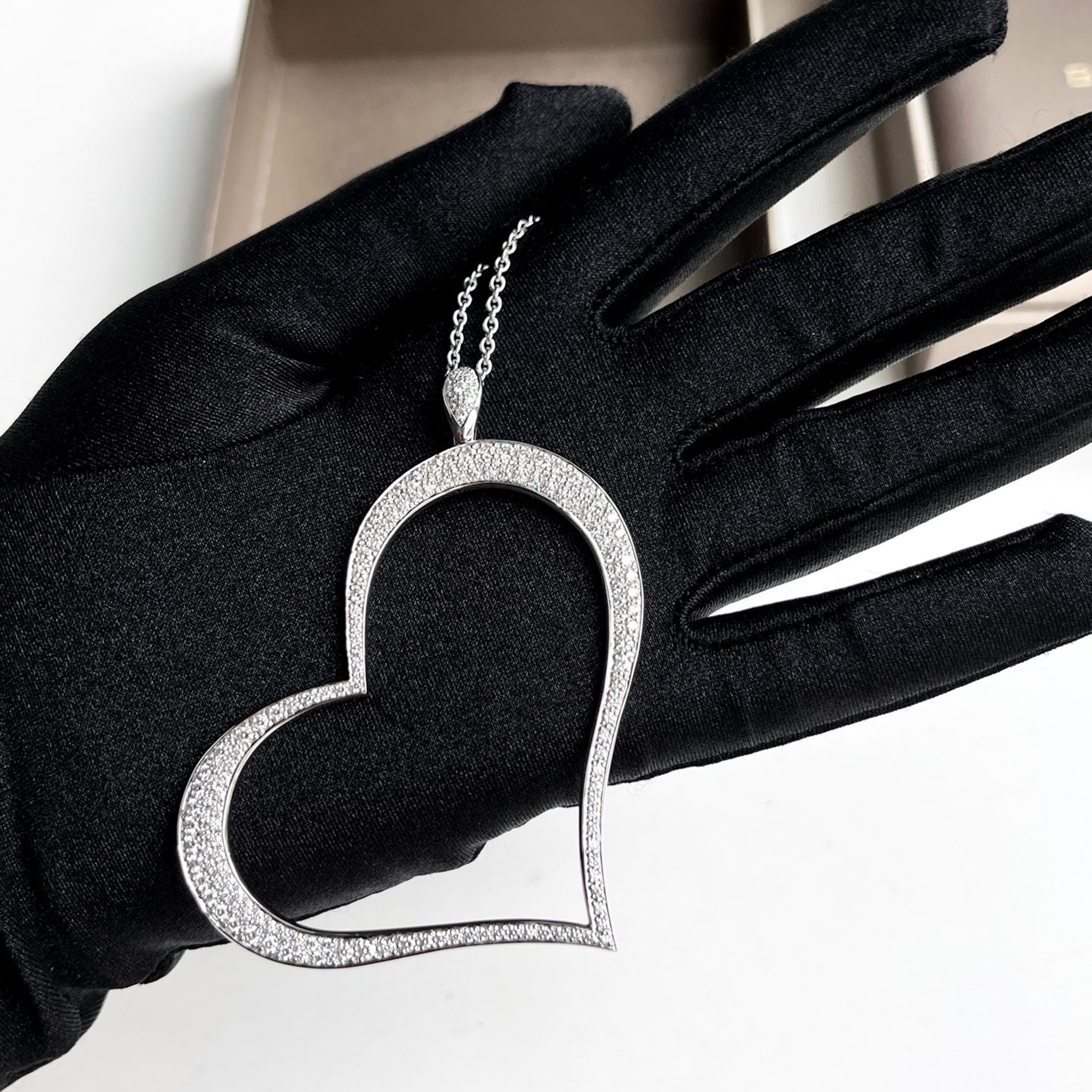 Piaget 18K White Gold Full Diamond Large Heart Limelight Necklace
Piaget 18K White Gold Full Diamond Large Heart Limelight Necklace