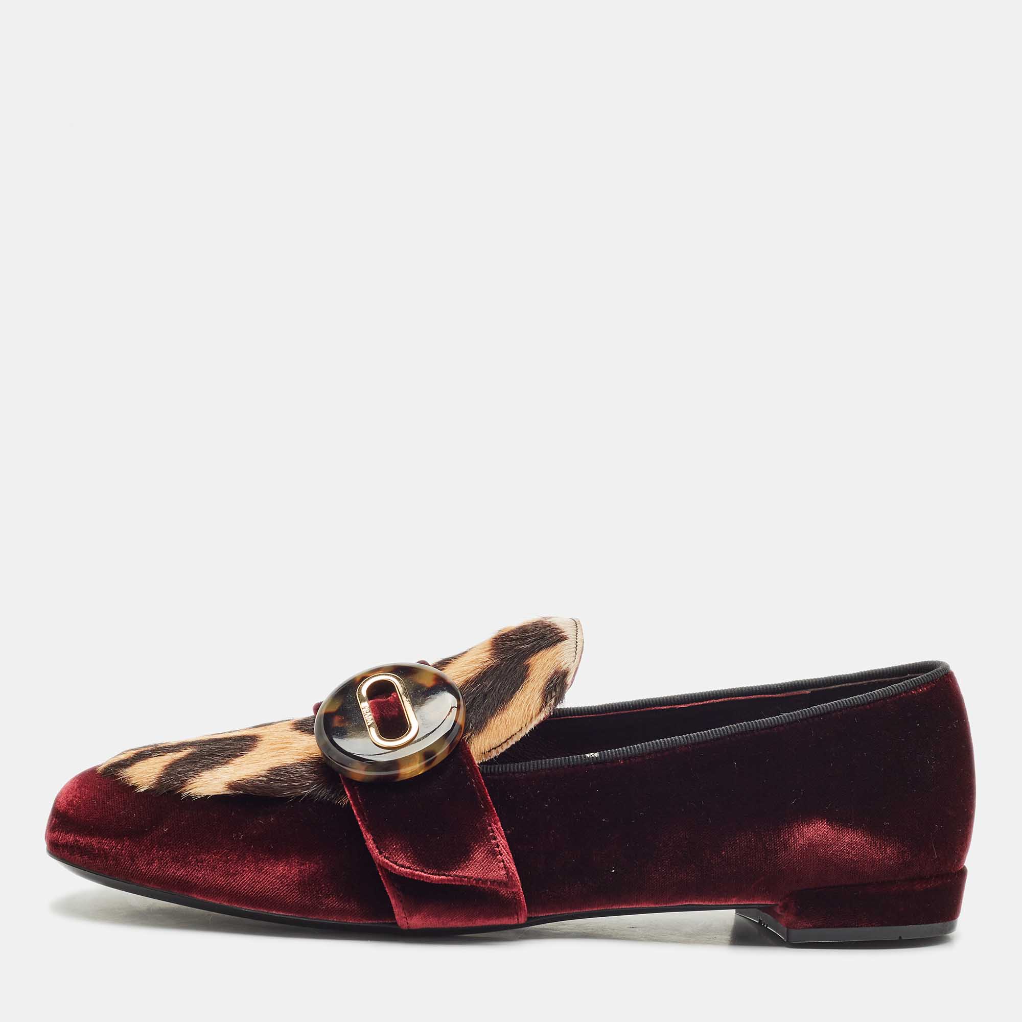 Prada Burgundy/Brown Velvet and Calf Hair Slip On Loafers Size
Prada Burgundy/Brown Velvet and Calf Hair Slip On Loafers Size