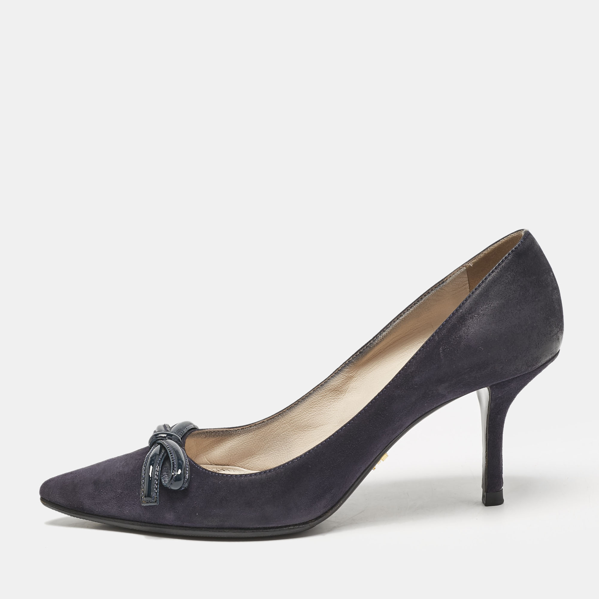 Prada Navy Blue Patent Leather and Suede Bow Pointed Toe Pumps Size
Prada Navy Blue Patent Leather and Suede Bow Pointed Toe Pumps Size