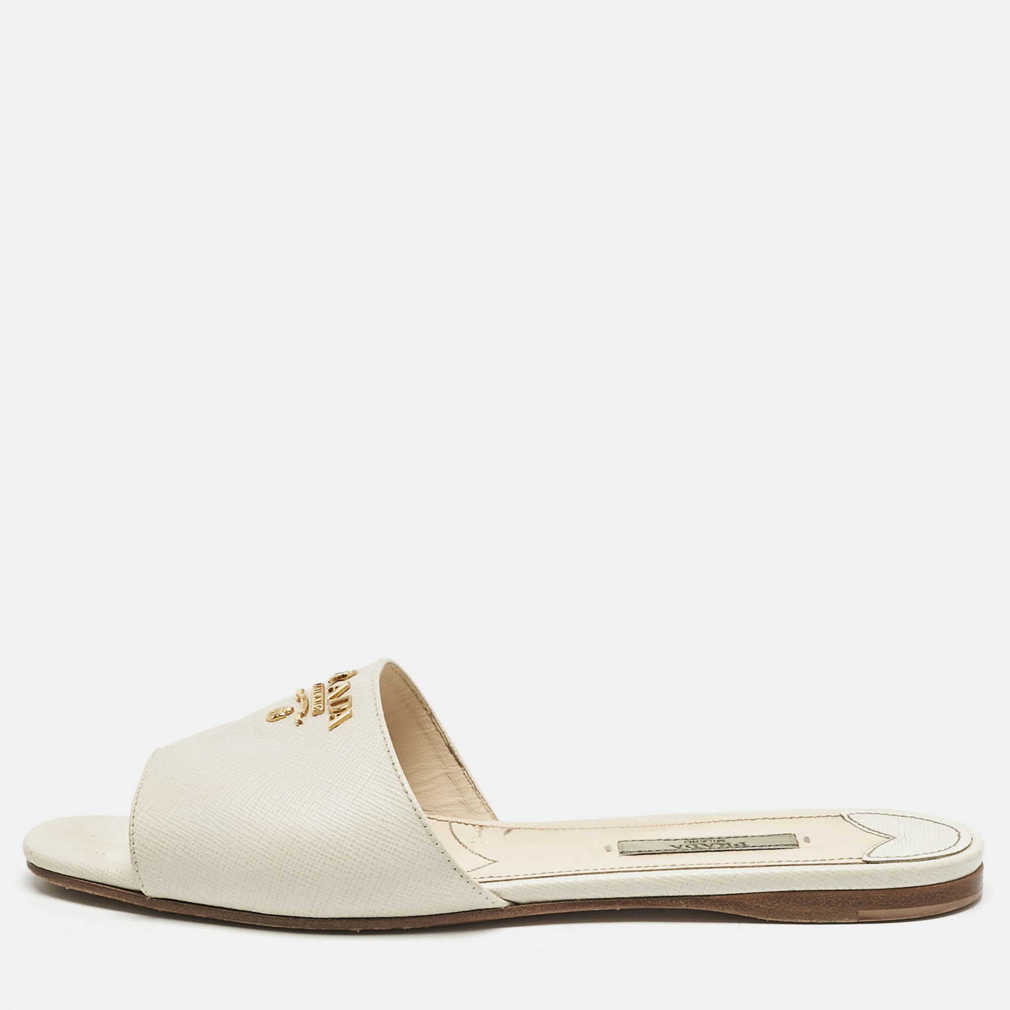 Prada Off White Saffiano Leather Logo Detail Flat Slide Sandals Size
Prada Off White Saffiano Leather Logo Detail Flat Slide Sandals Size