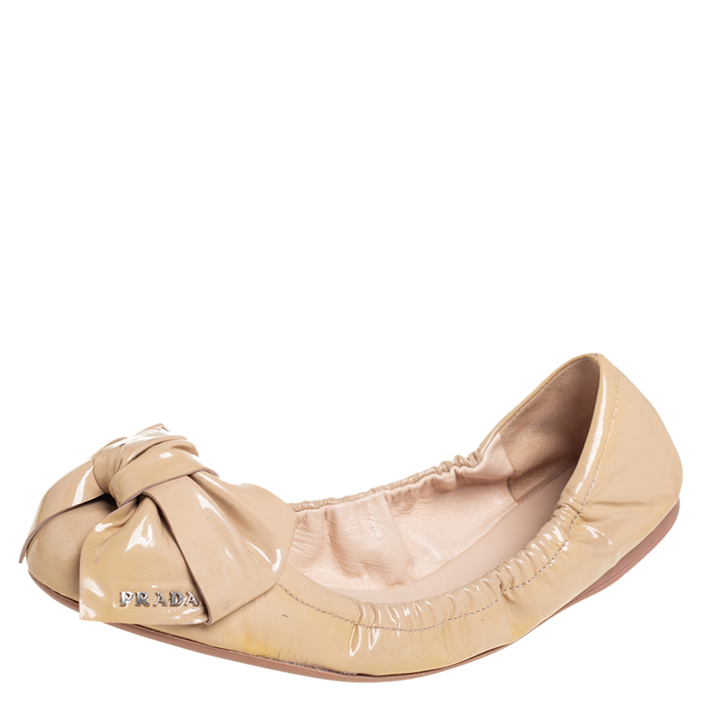 Prada beige patent leather bow logo scrunch ballet flats size 39