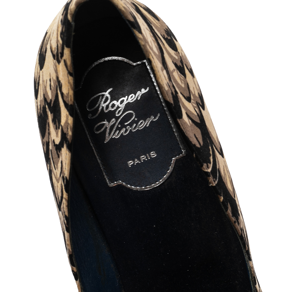 Roger Vivier Beige/Black Satin Pointed Toe Pumps Size 39.5