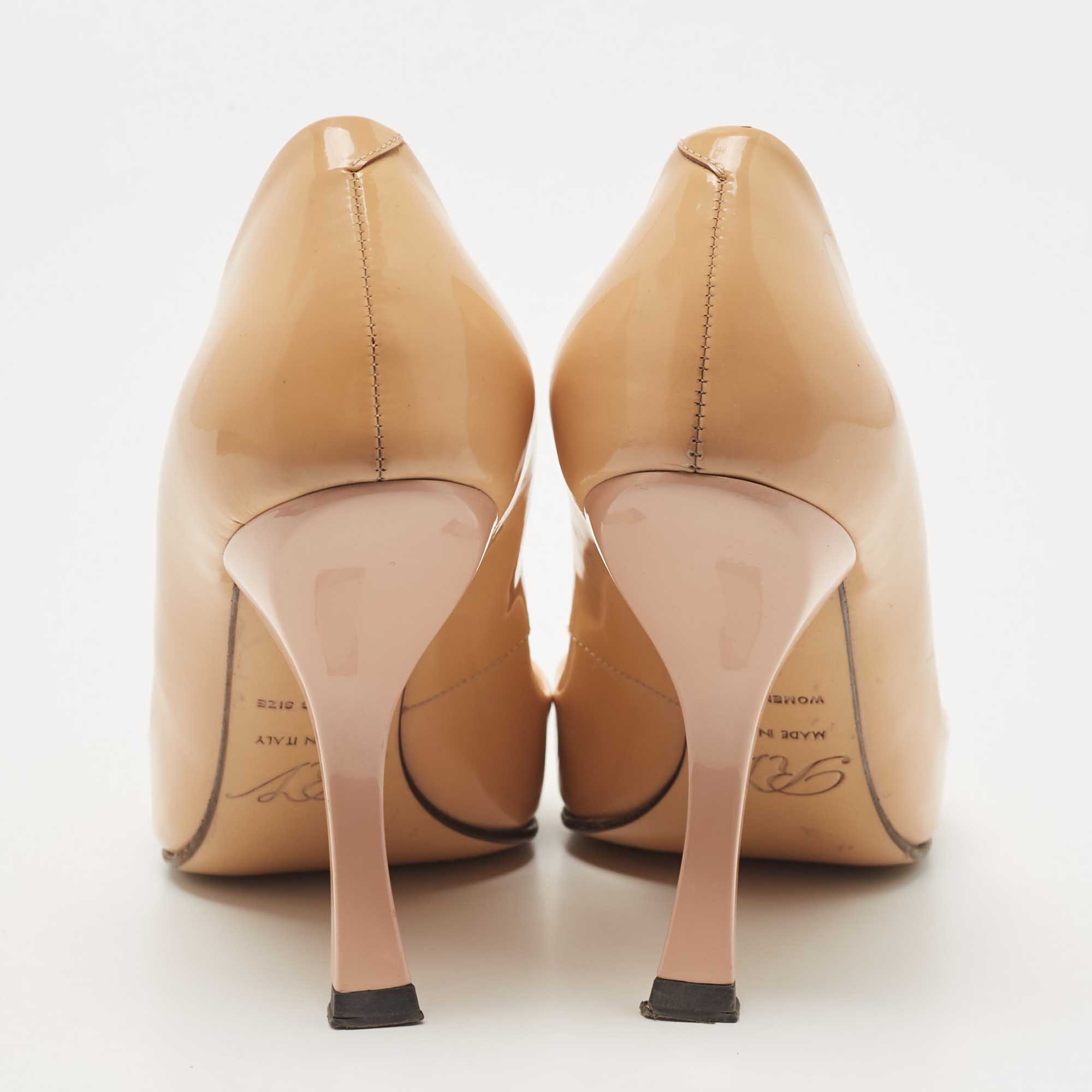 Roger Vivier Beige Patent Leather Pointed Toe Pumps Size 35