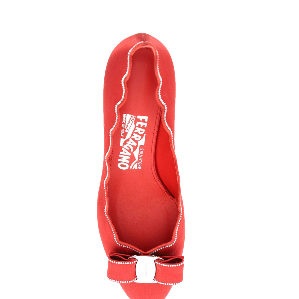 Salvatore Ferragamo Red Vara Bow Crystal Shell Satin Pumps Size US 8.5/EU
Salvatore Ferragamo Red Vara Bow Crystal Shell Satin Pumps Size US 8.5/EU